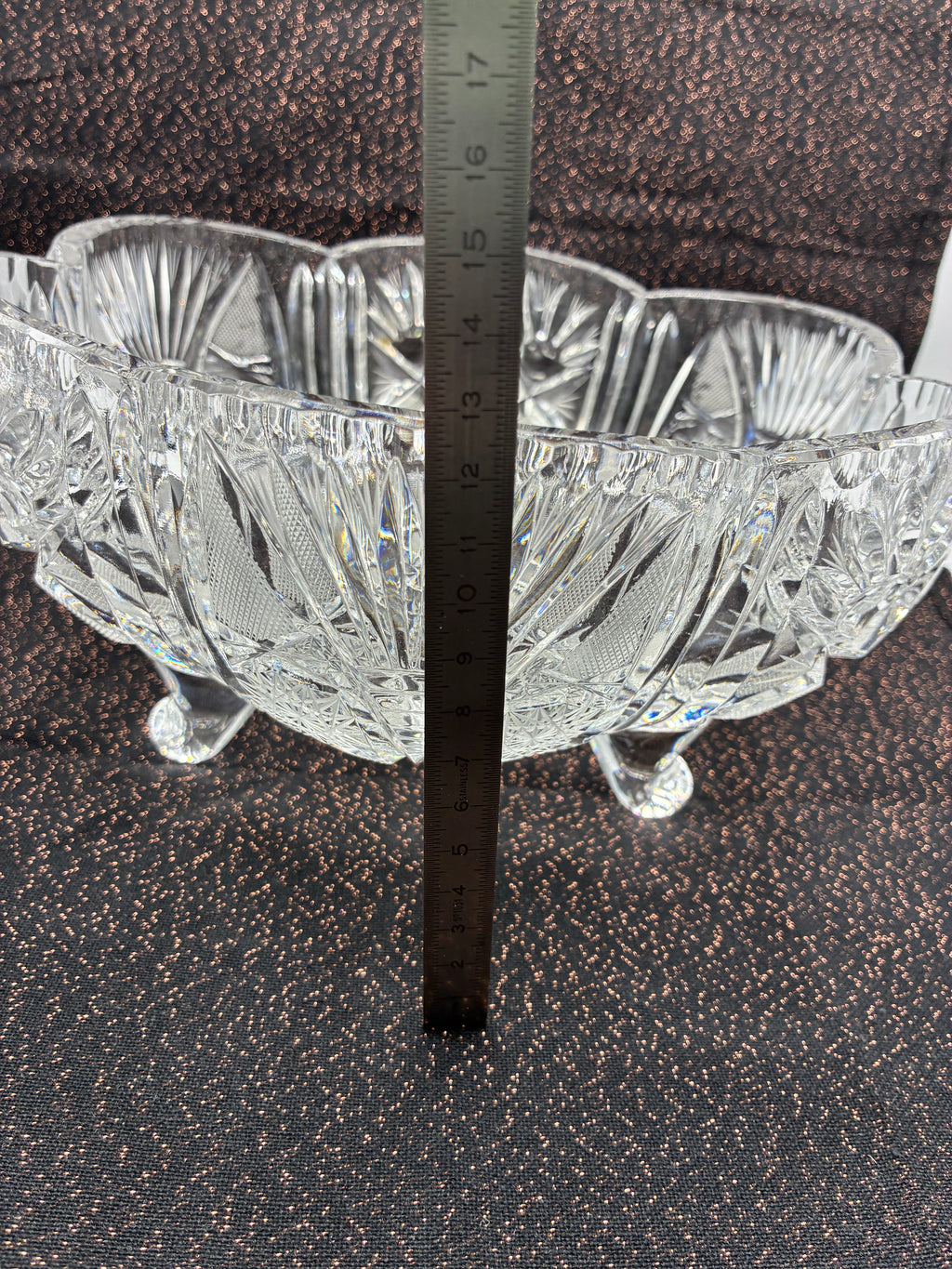 Grande coupe en cristal moulé à décor étoilé forme trilobée sur pieds