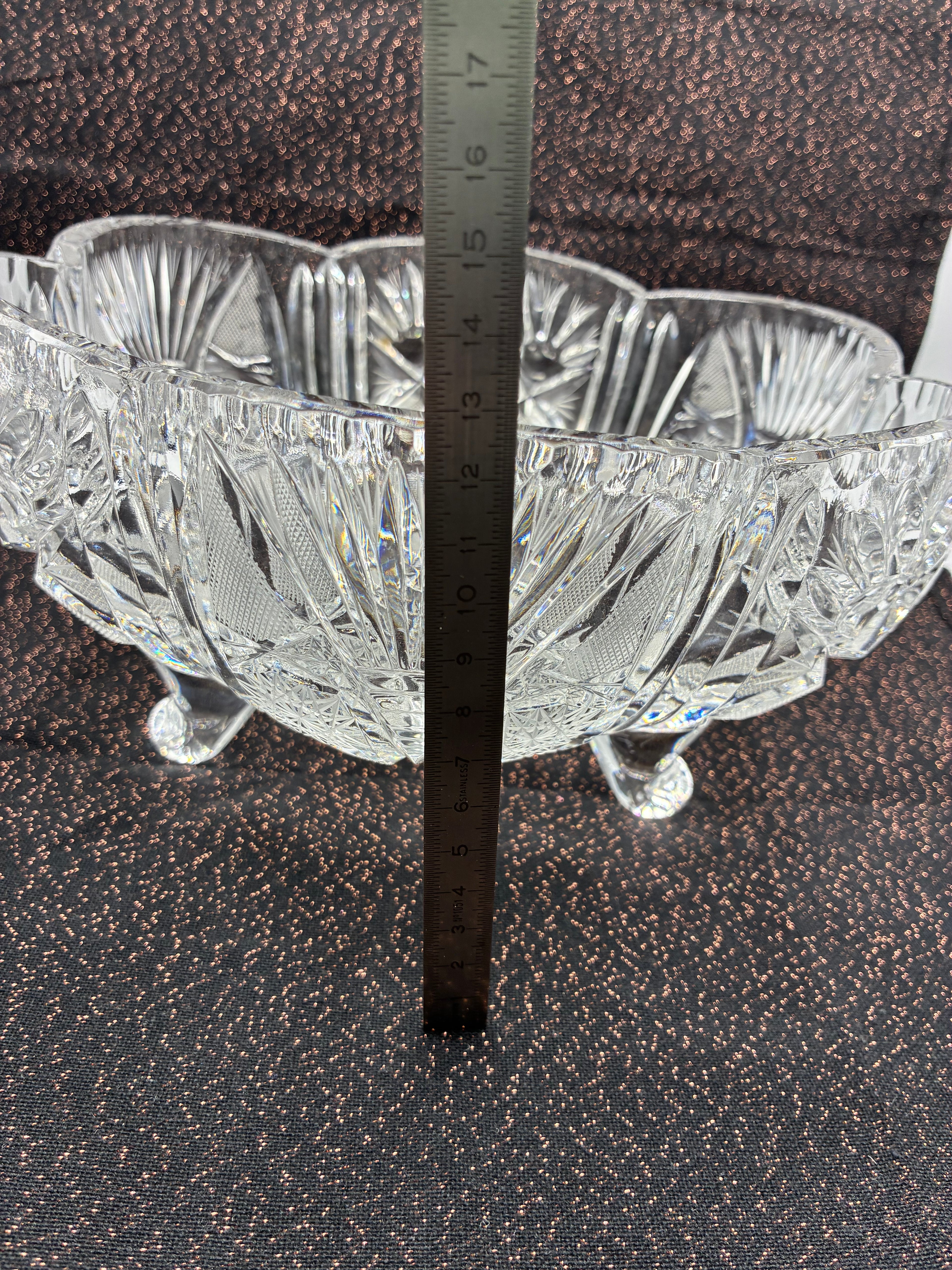 Grande coupe en cristal moulé à décor étoilé forme trilobée sur pieds
