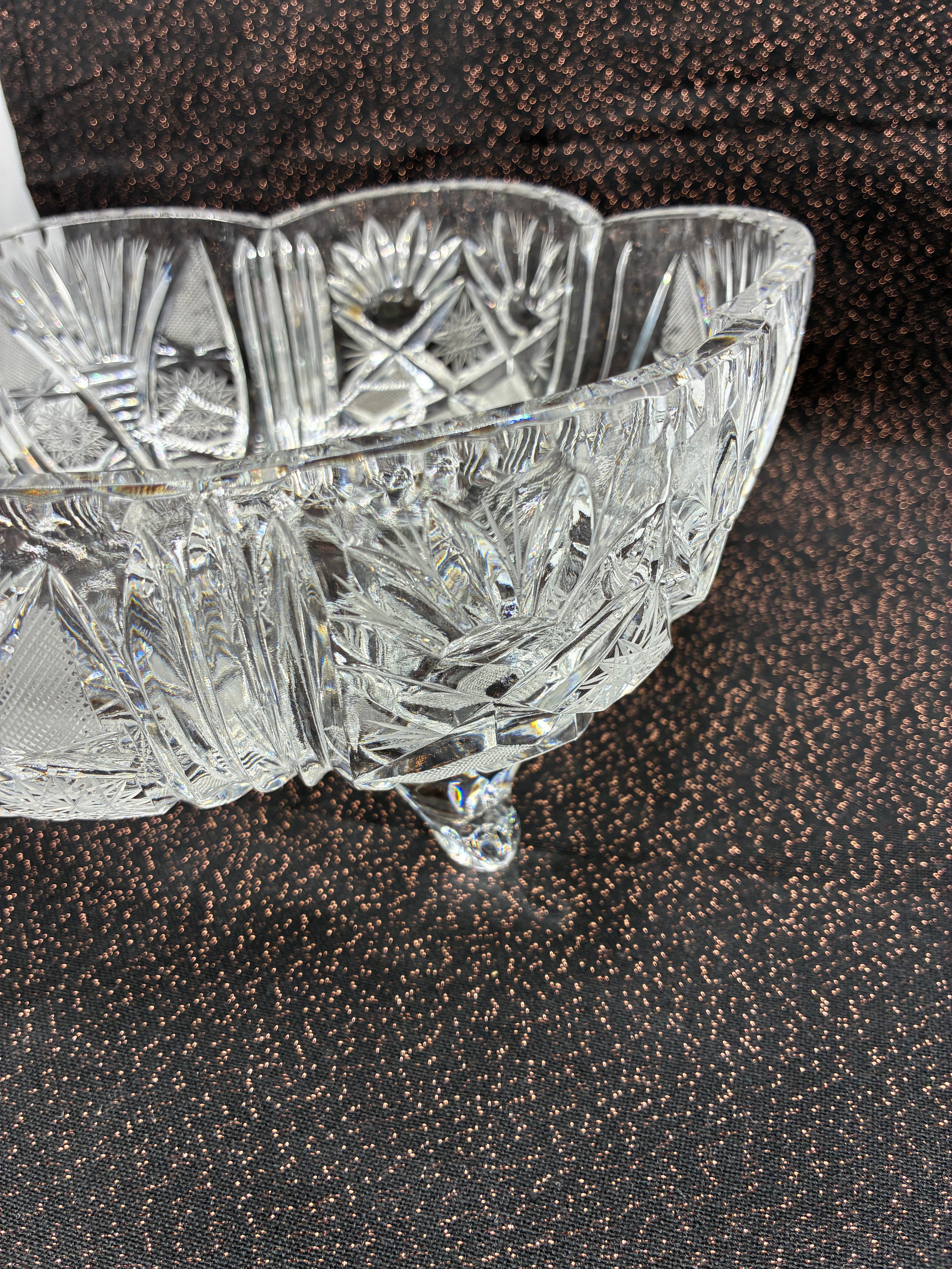 Grande coupe en cristal moulé à décor étoilé forme trilobée sur pieds