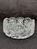 Coupe en cristal moulé à décor étoilé et bord dentelé