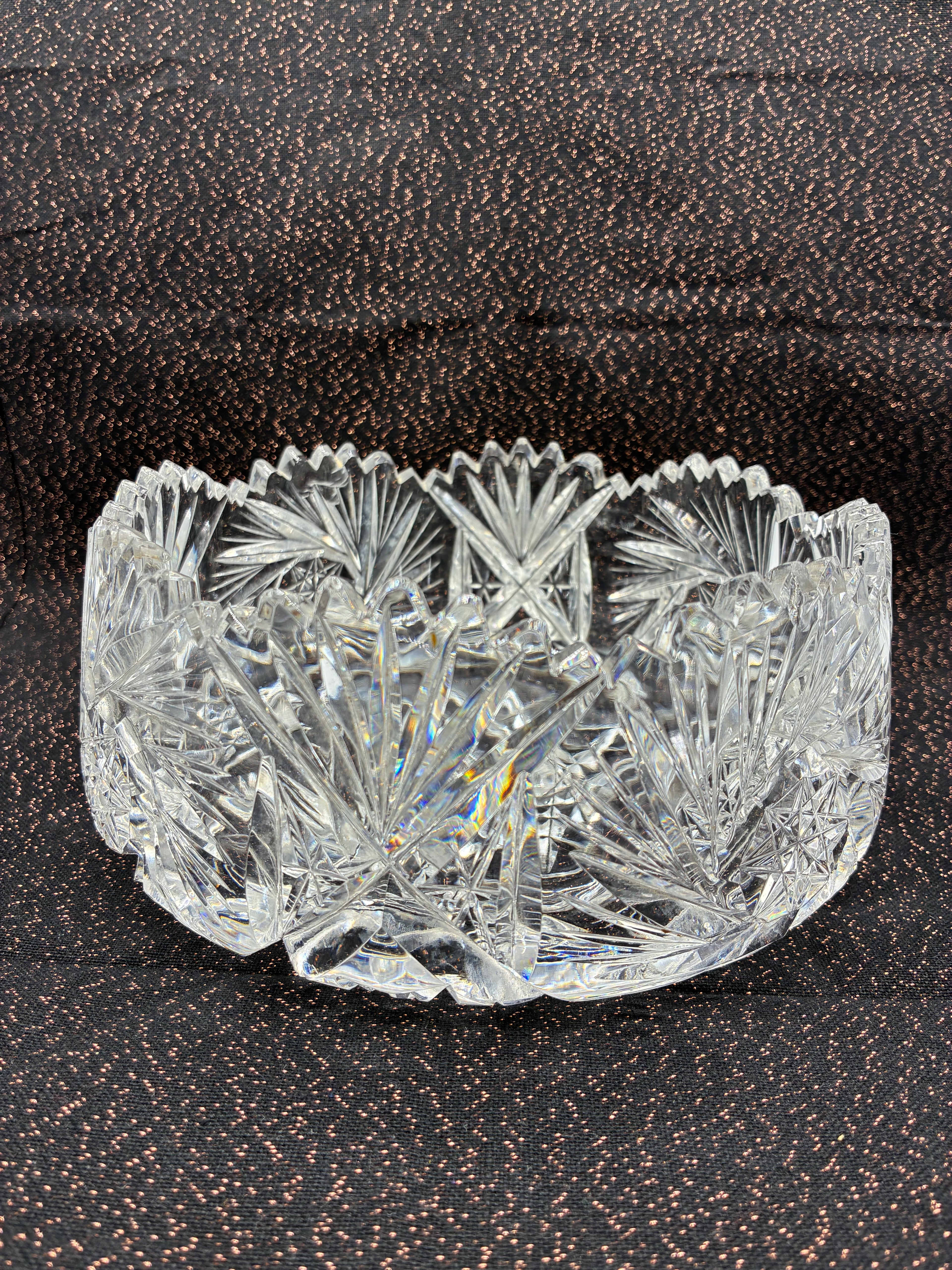 Coupe en cristal moulé à décor étoilé et bord dentelé