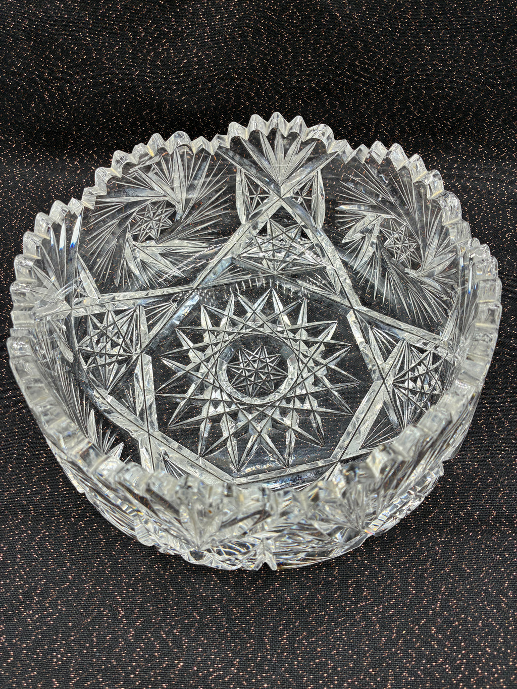 Coupe en cristal moulé à décor étoilé et bord dentelé