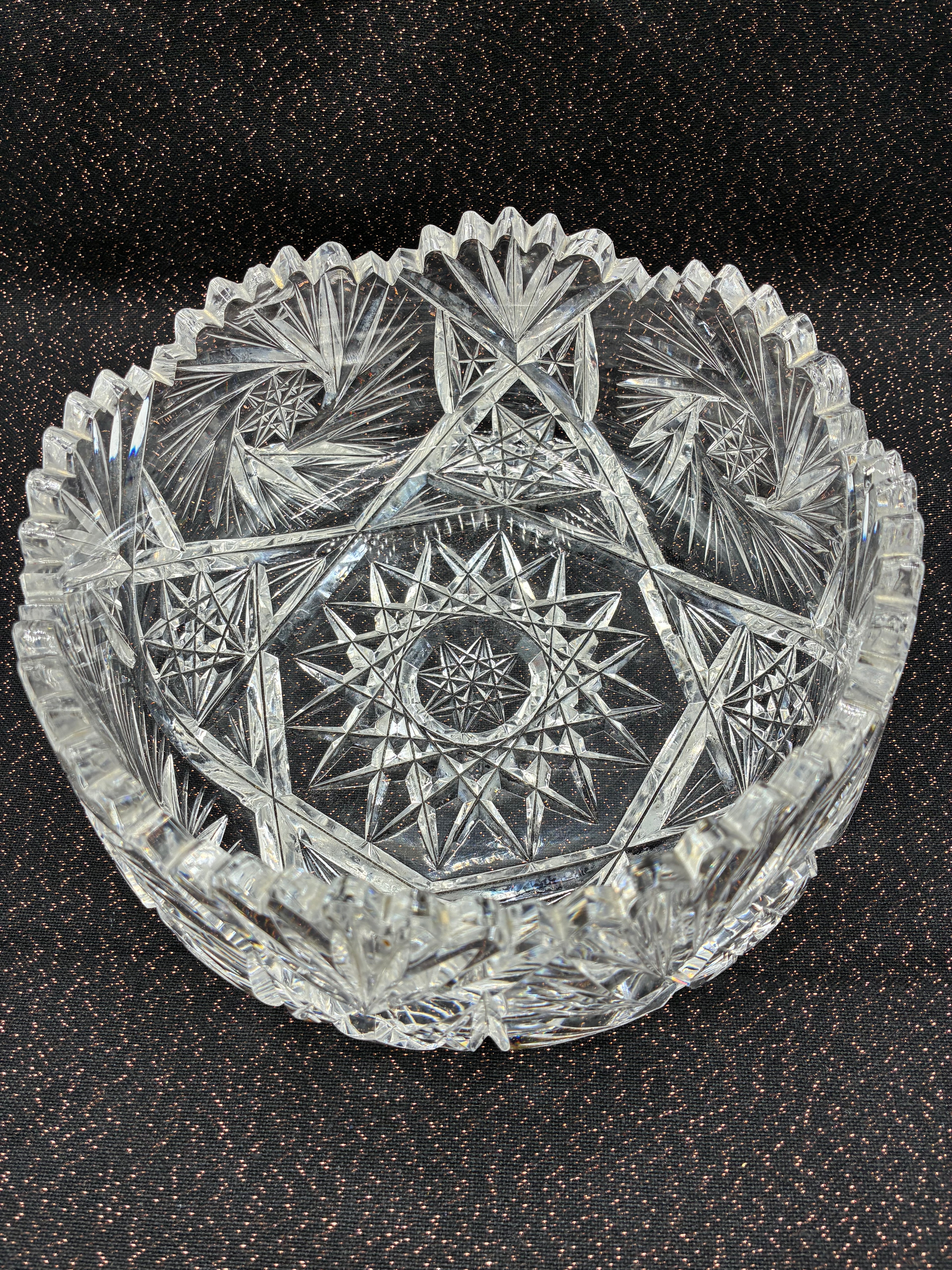 Coupe en cristal moulé à décor étoilé et bord dentelé