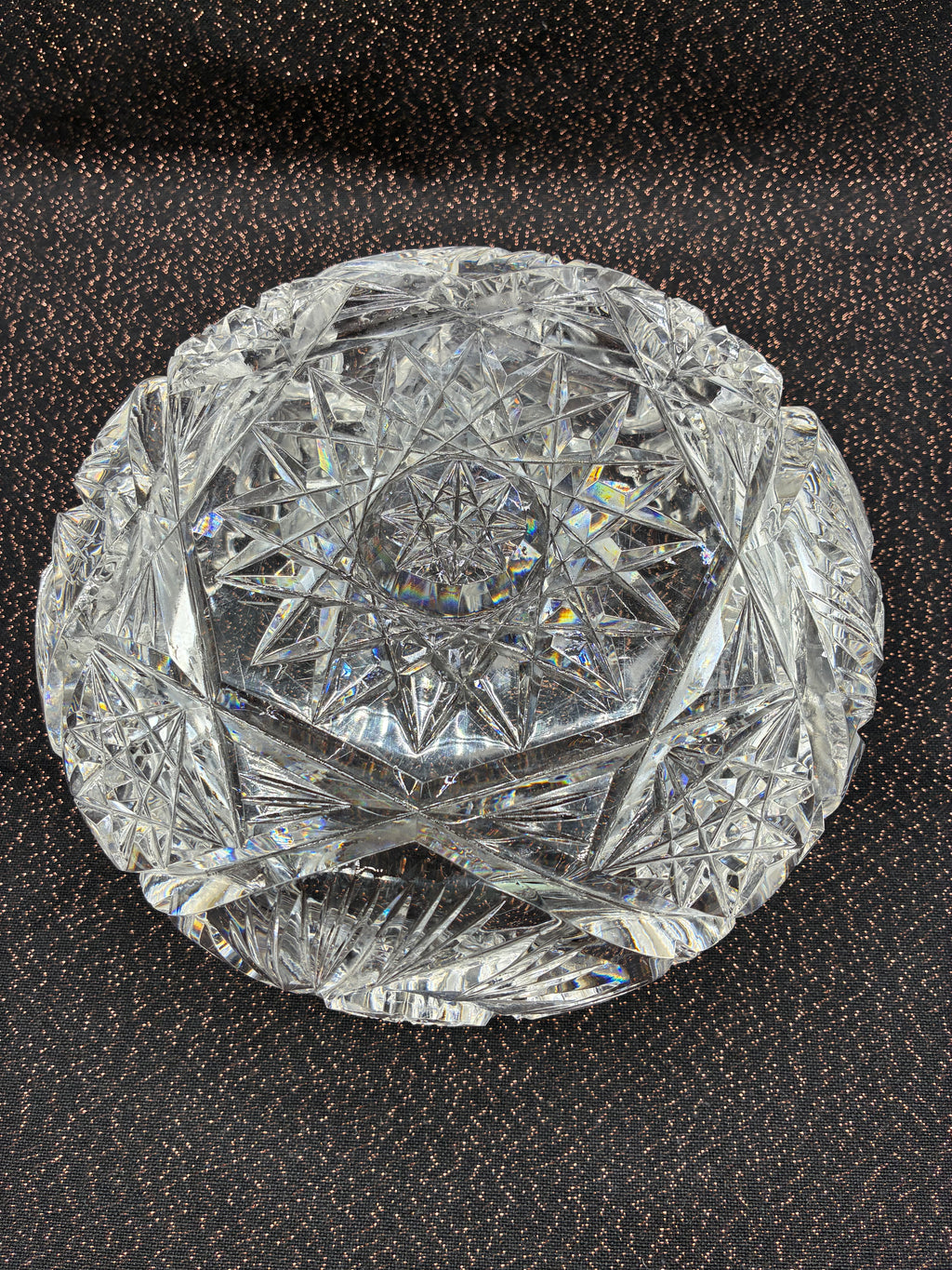 Coupe en cristal moulé à décor étoilé et bord dentelé