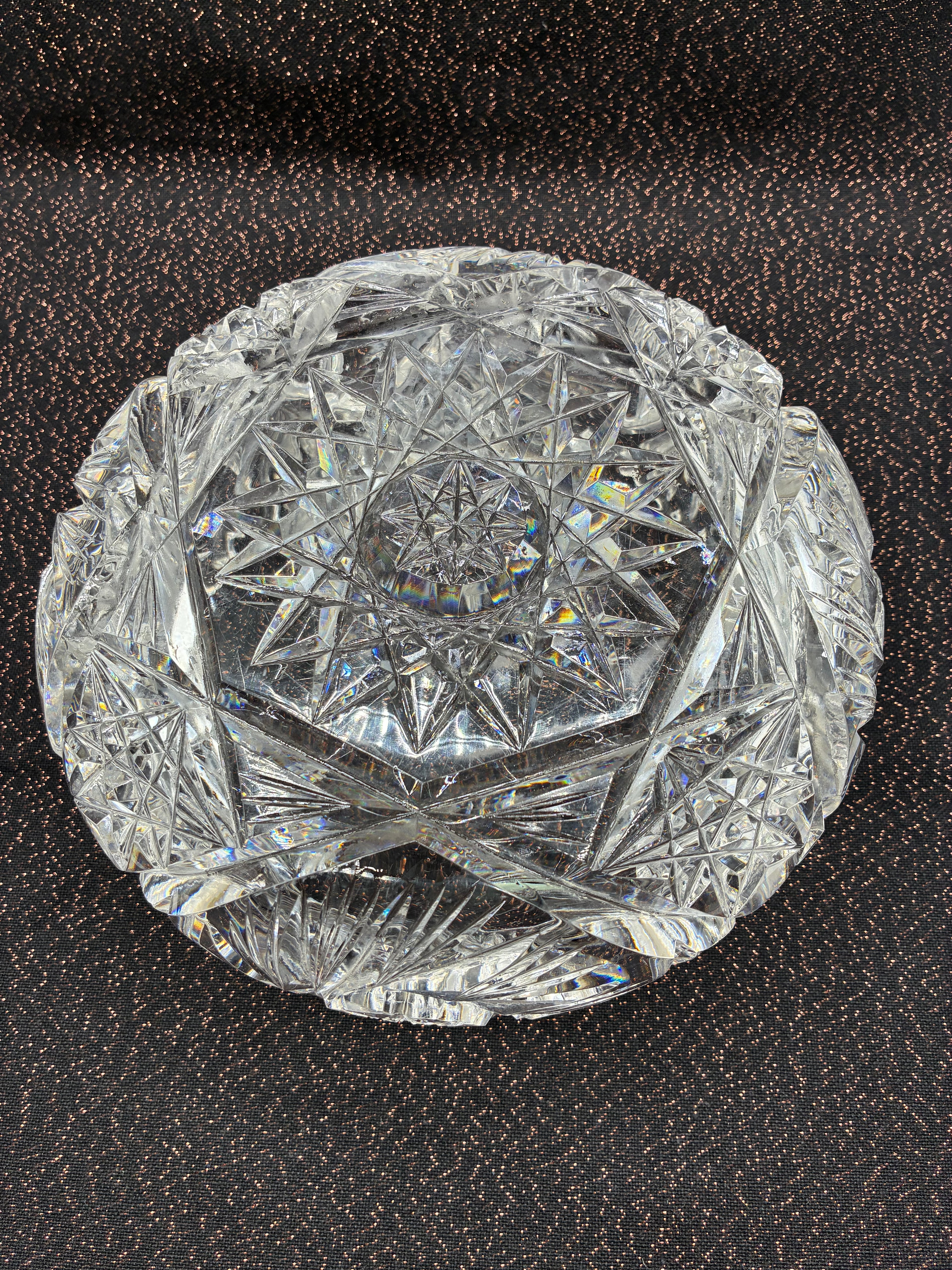Coupe en cristal moulé à décor étoilé et bord dentelé