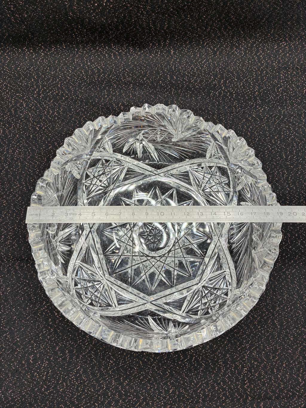 Coupe en cristal moulé à décor étoilé et bord dentelé