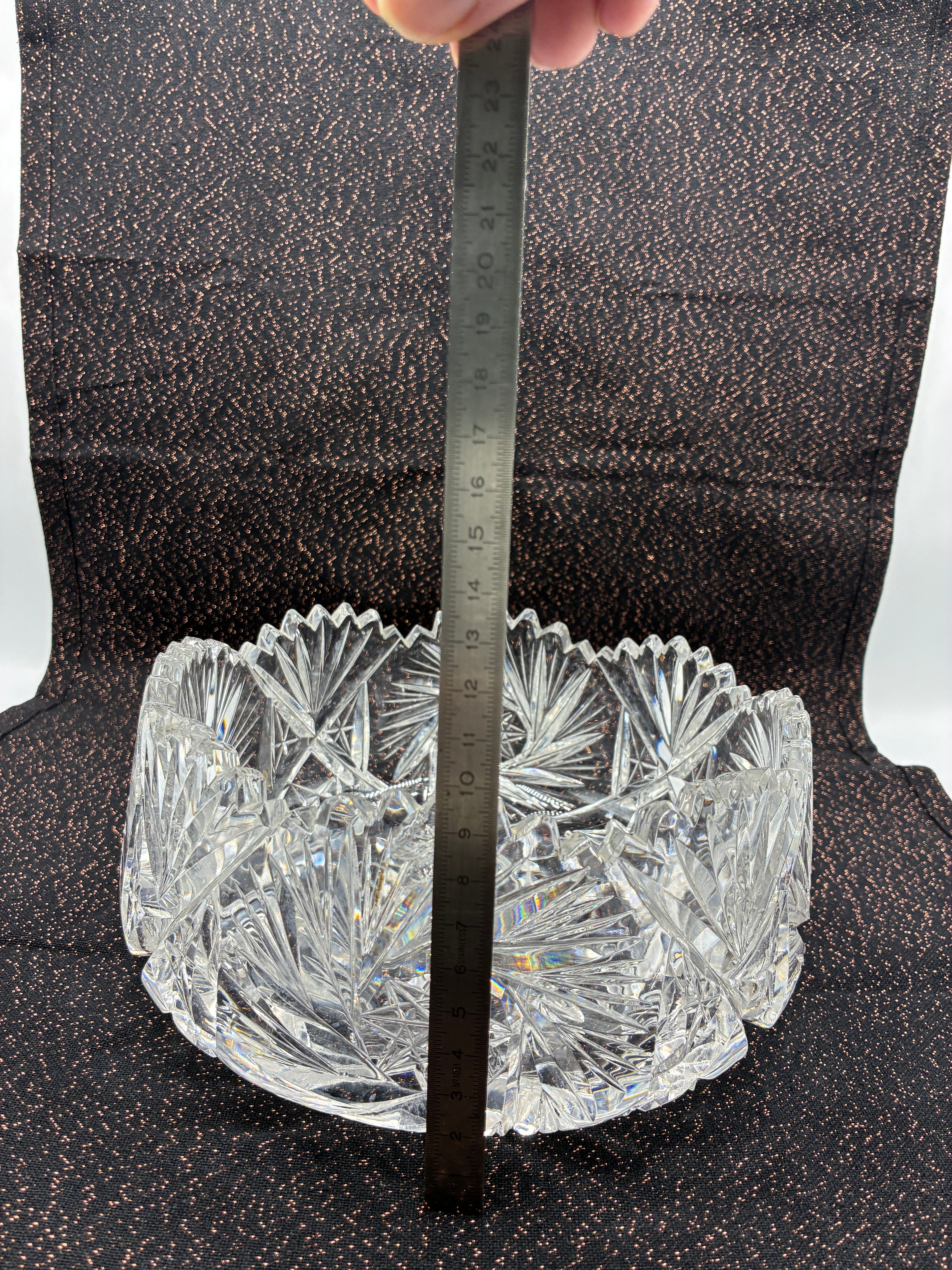 Coupe en cristal moulé à décor étoilé et bord dentelé
