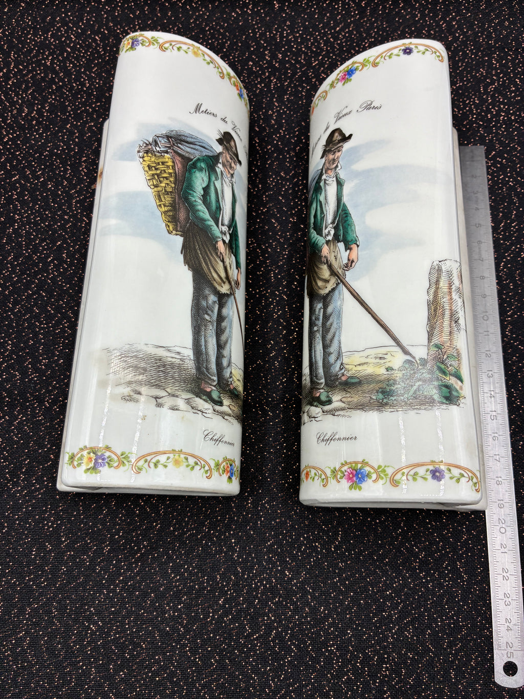 Paire de saturateurs de radiateur en porcelaine “Métiers du Vieux Paris – Chiffonnier”