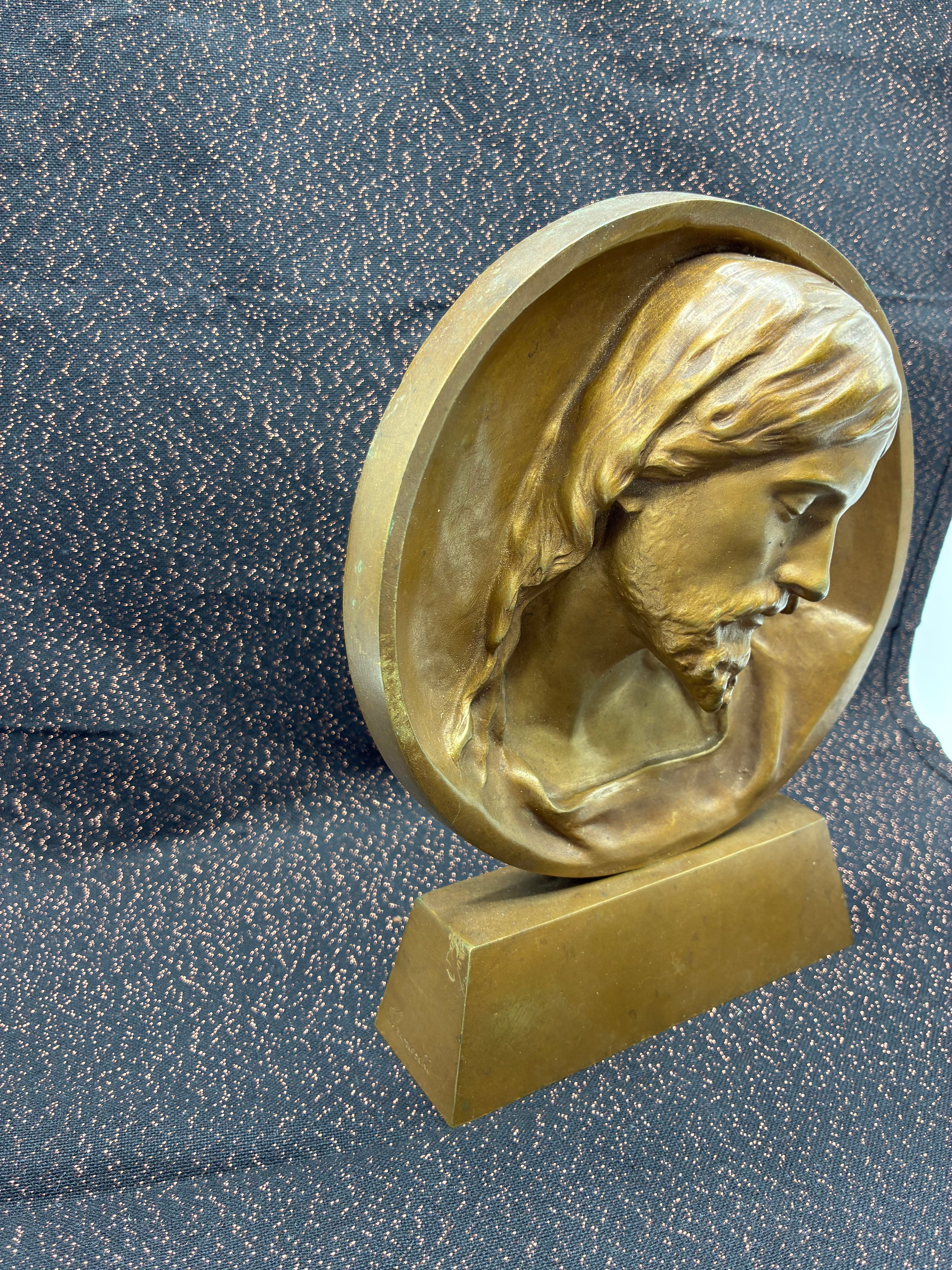 Sculpture en forme de médaillon – Christ en bronze signé Susse Frères Éditeurs, Paris