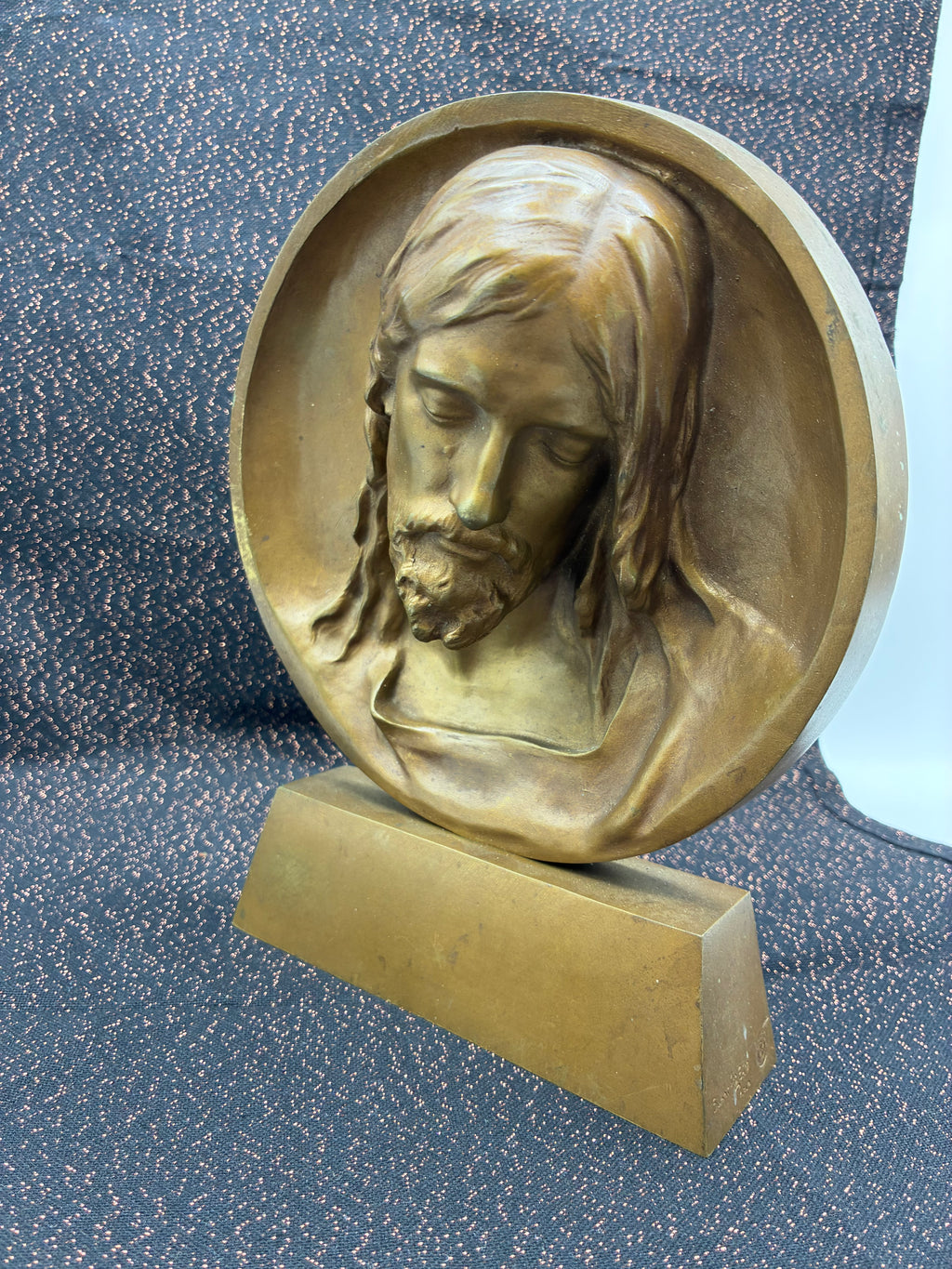 Sculpture en forme de médaillon – Christ en bronze signé Susse Frères Éditeurs, Paris
