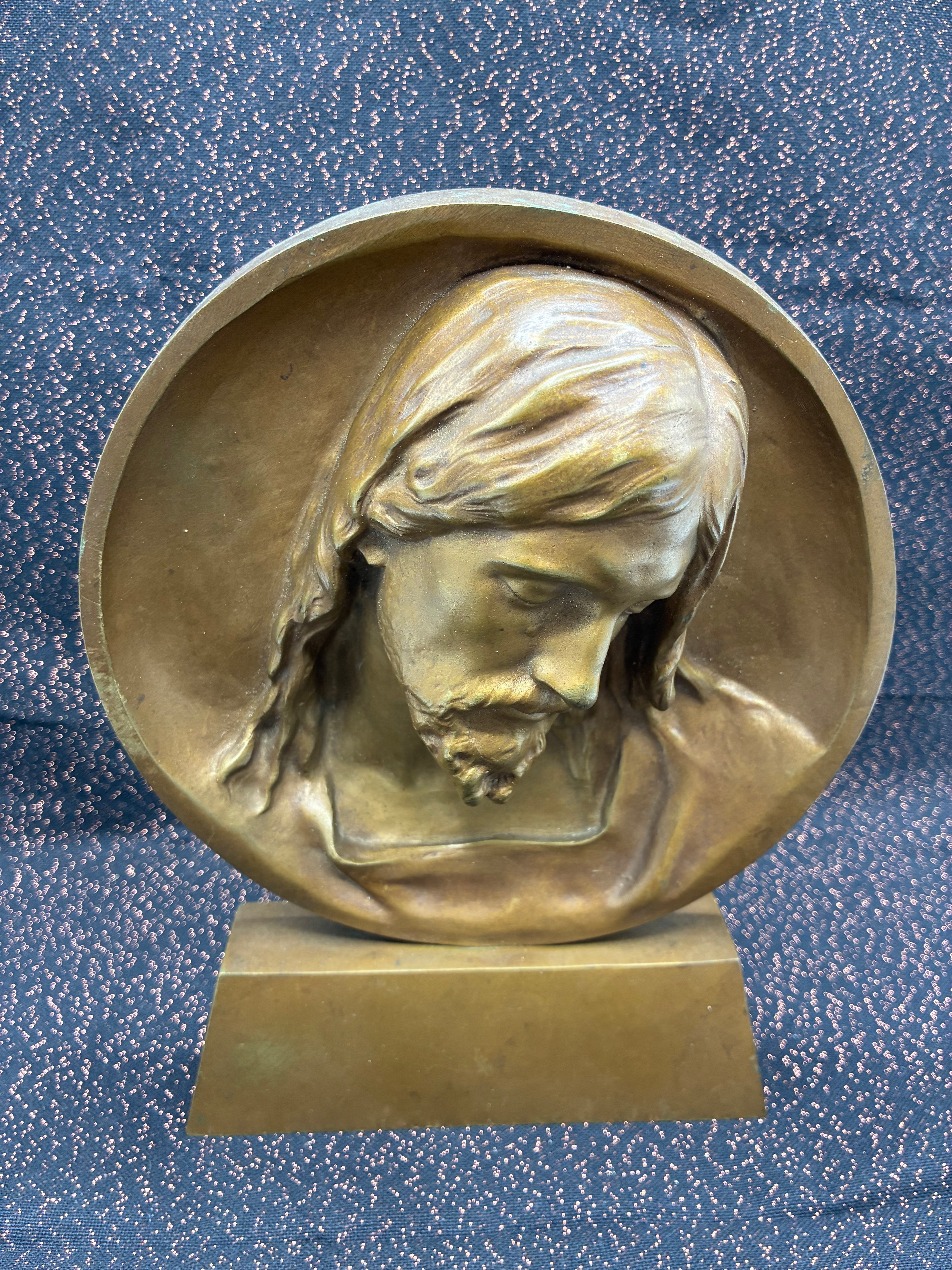 Sculpture en forme de médaillon – Christ en bronze signé Susse Frères Éditeurs, Paris