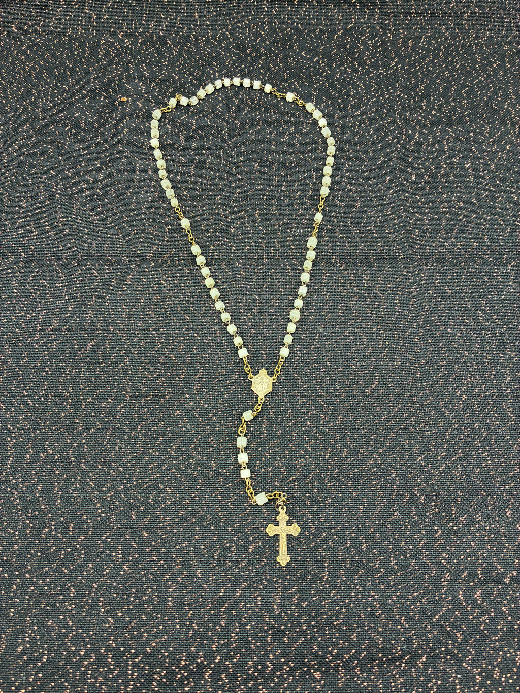 Chapelet ancien – Grains en verre opalin et croix dorée, fin XIXe siècle