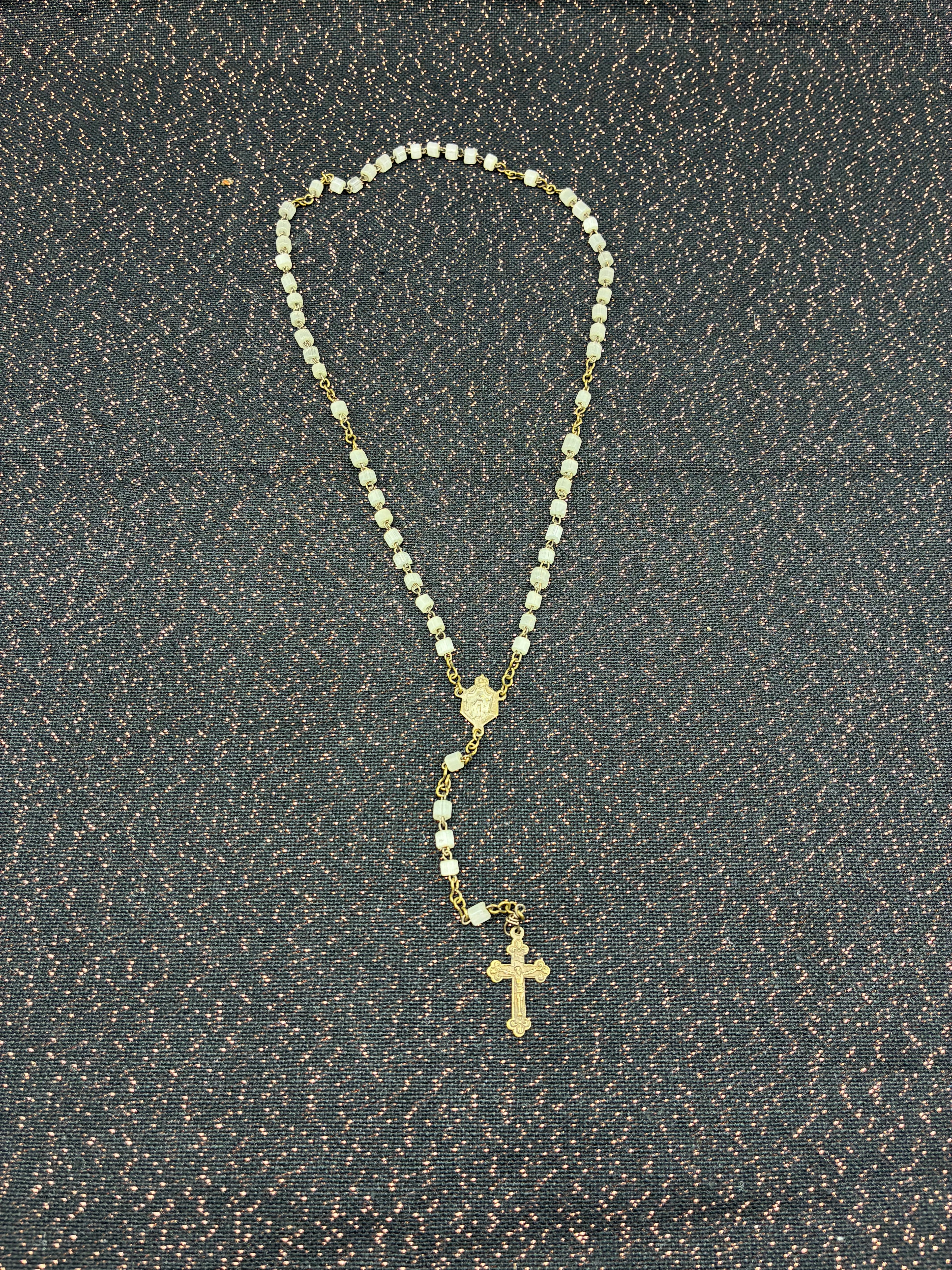 Chapelet ancien – Grains en verre opalin et croix dorée, fin XIXe siècle