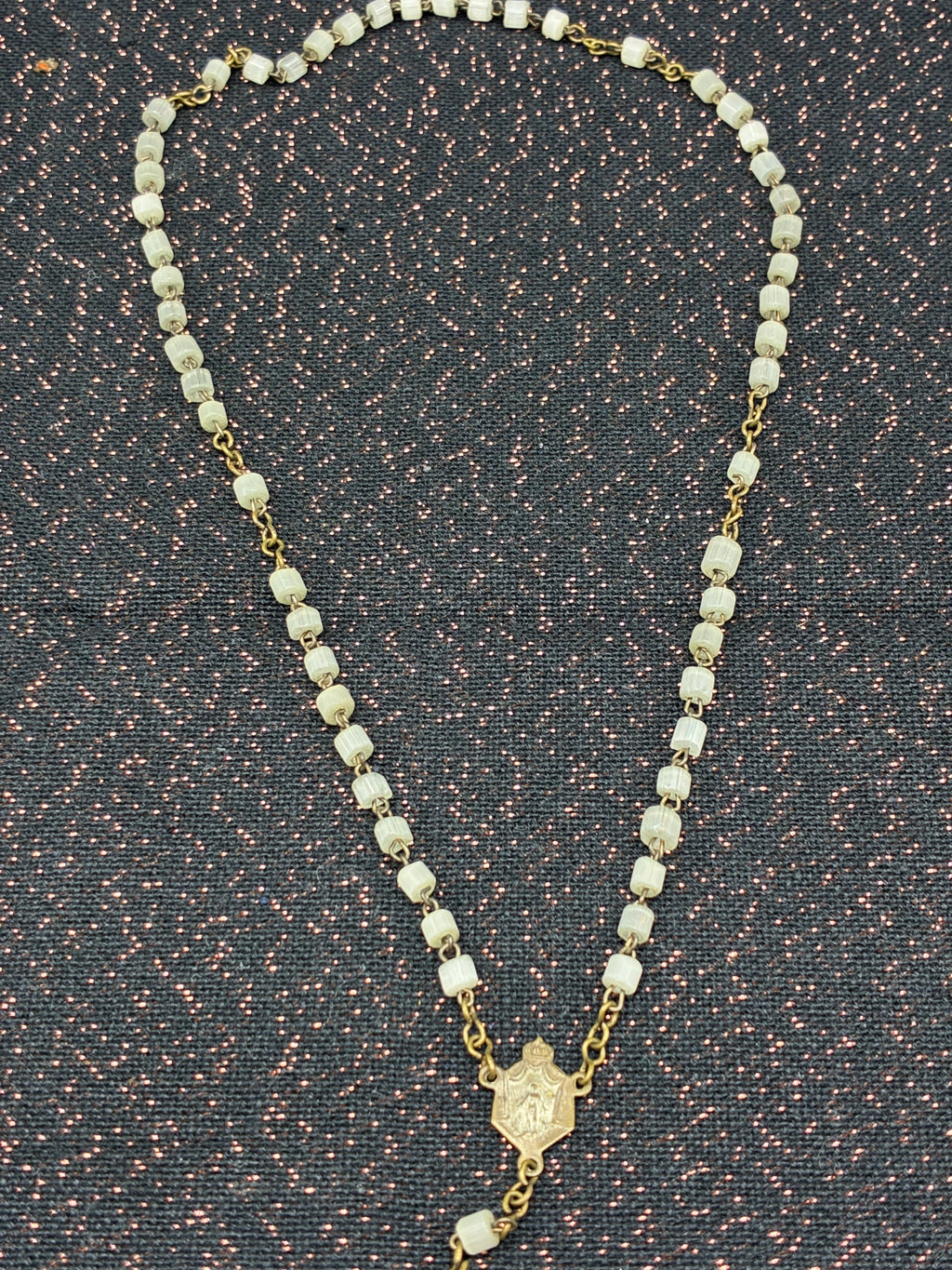 Chapelet ancien – Grains en verre opalin et croix dorée, fin XIXe siècle