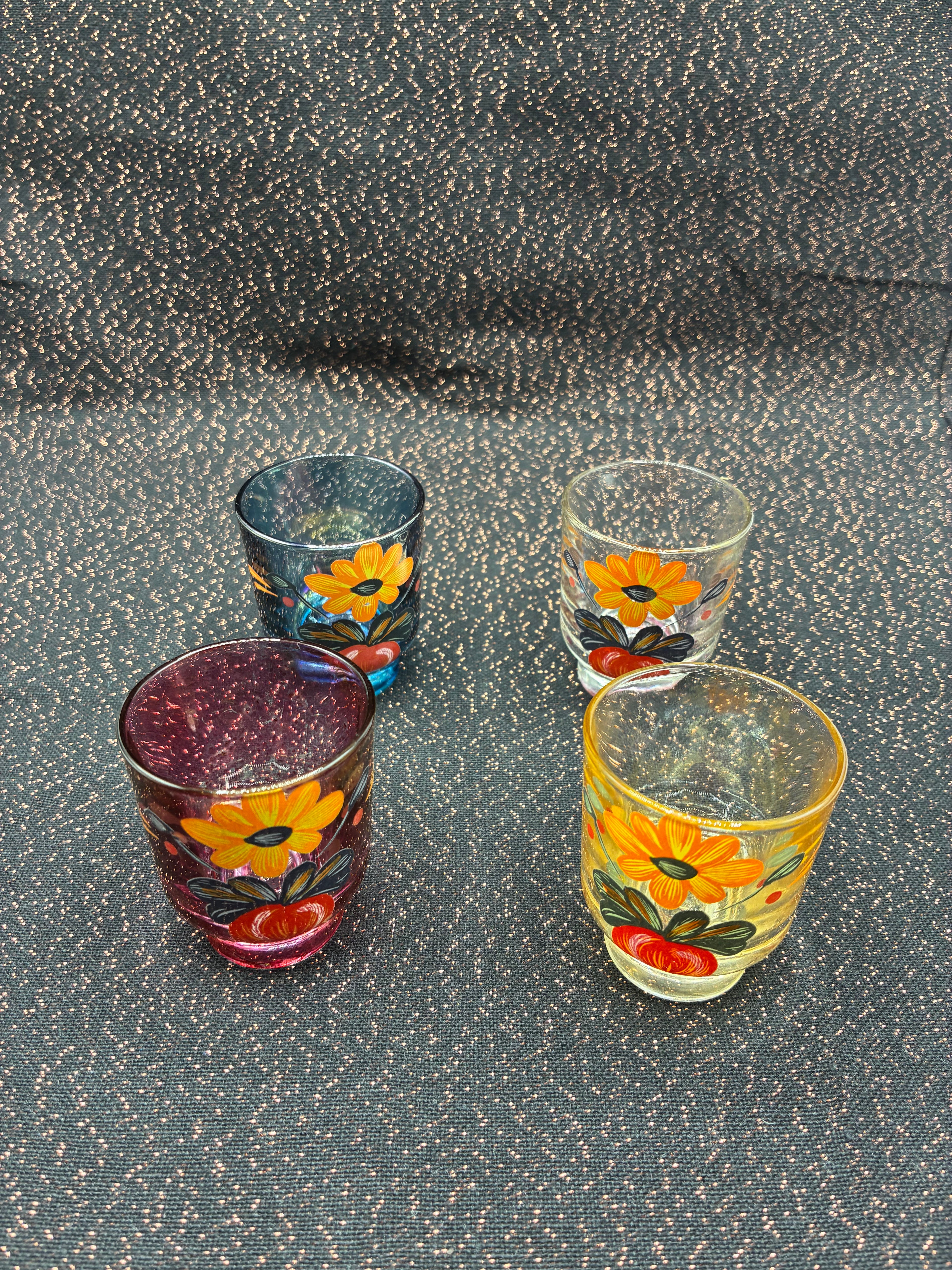 Ensemble de 4 verres à liqueur anciens – Décor floral peint à la main, vintage
