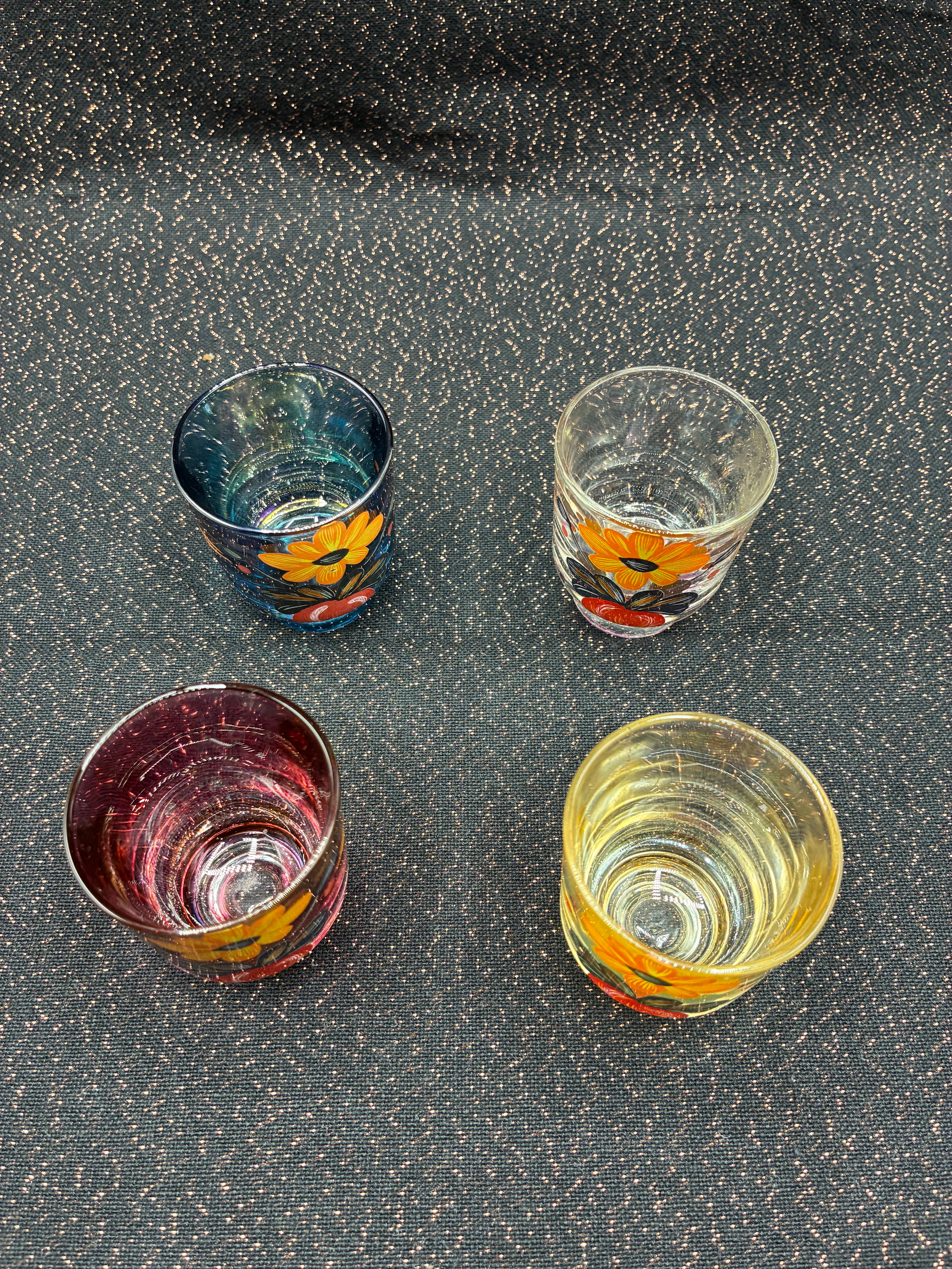 Ensemble de 4 verres à liqueur anciens – Décor floral peint à la main, vintage