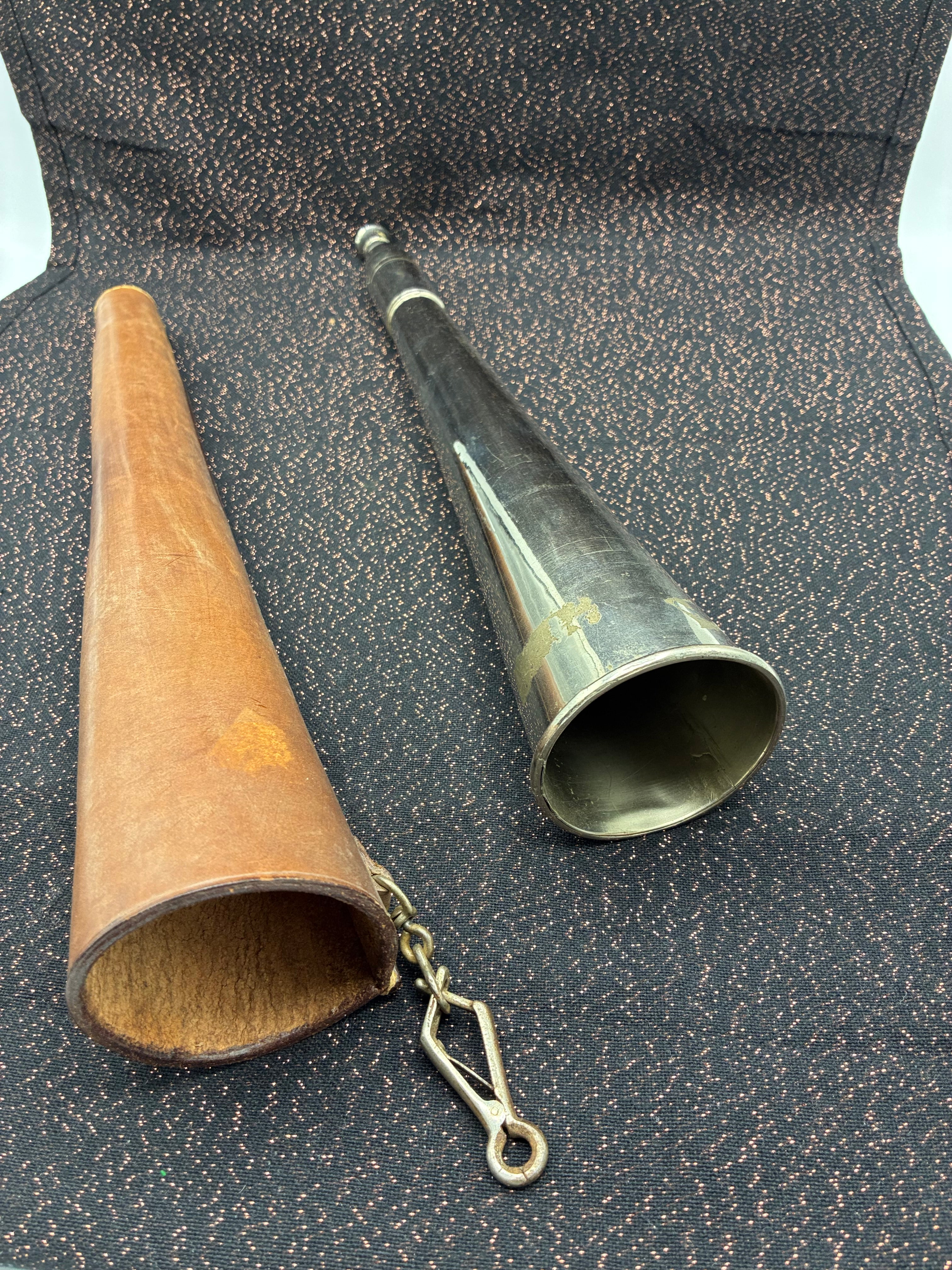 Porte-voix de commandement en métal avec étui cuir – militaire / marine, première moitié XXe siècle