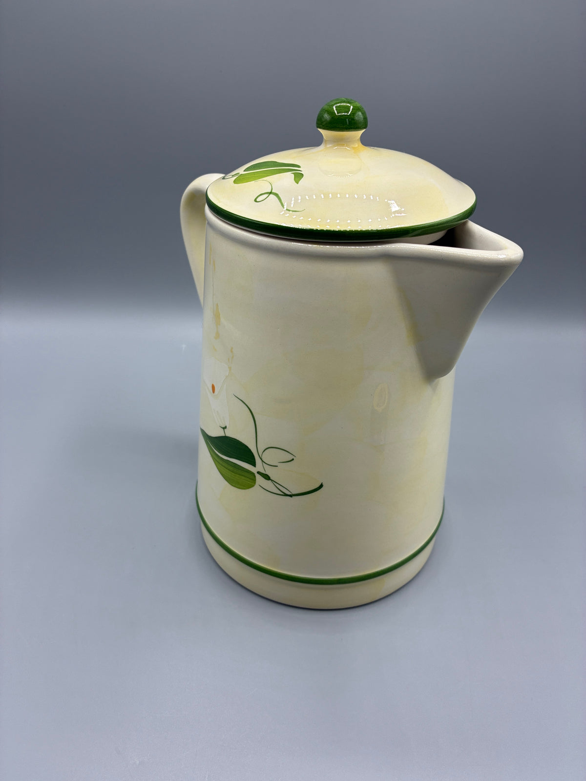 Cafetière à décor d’arums vue côté bec verseur