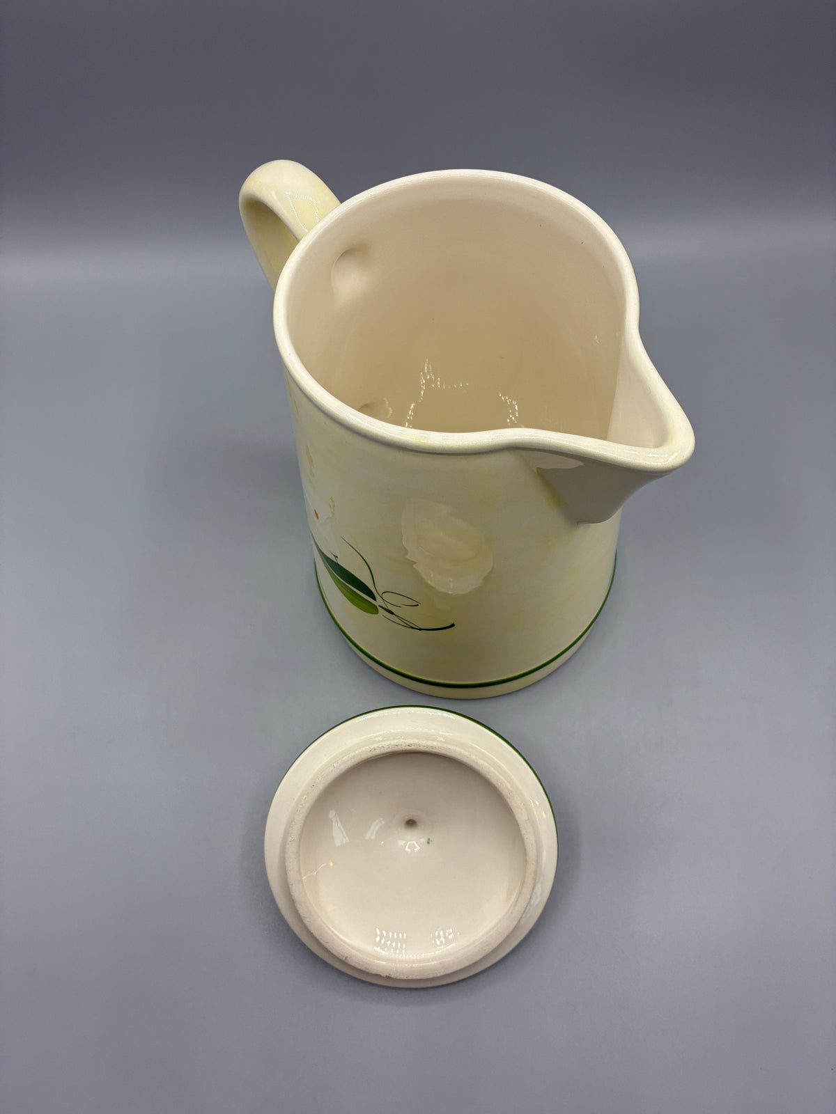 Intérieur de la cafetière en faïence et dessous du couvercle