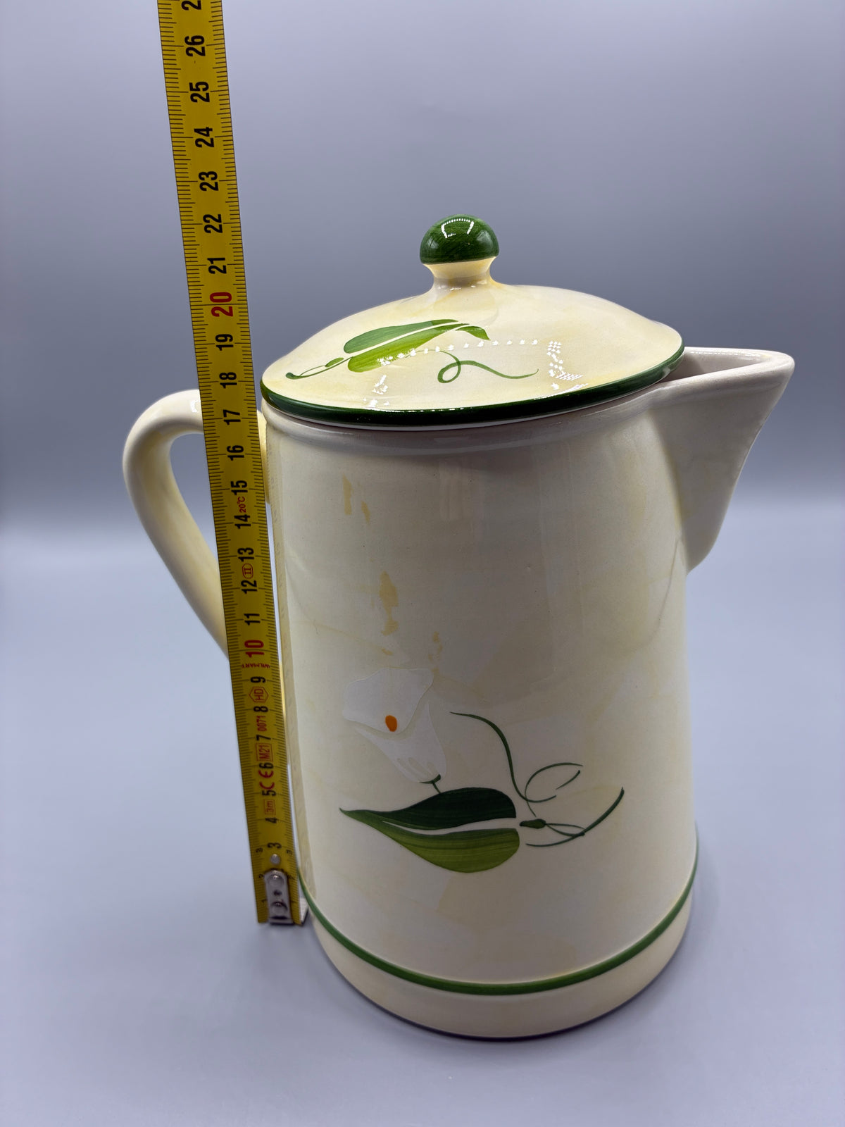 Mesure de la hauteur de la cafetière avec son couvercle
