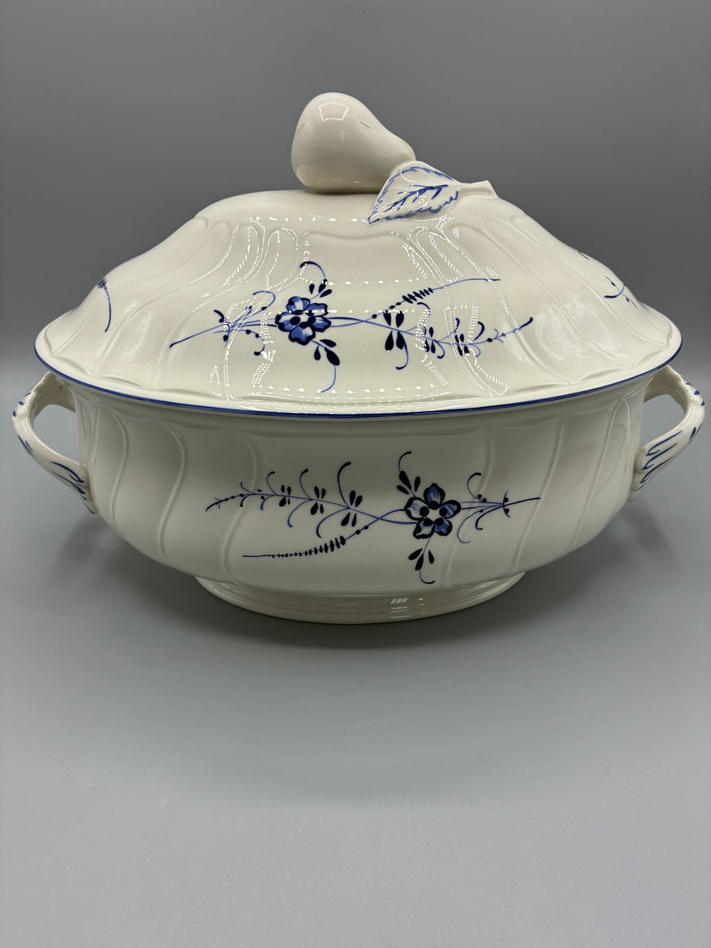 Soupière ovale Villeroy & Boch Vieux Luxembourg à décor floral bleu et couvercle