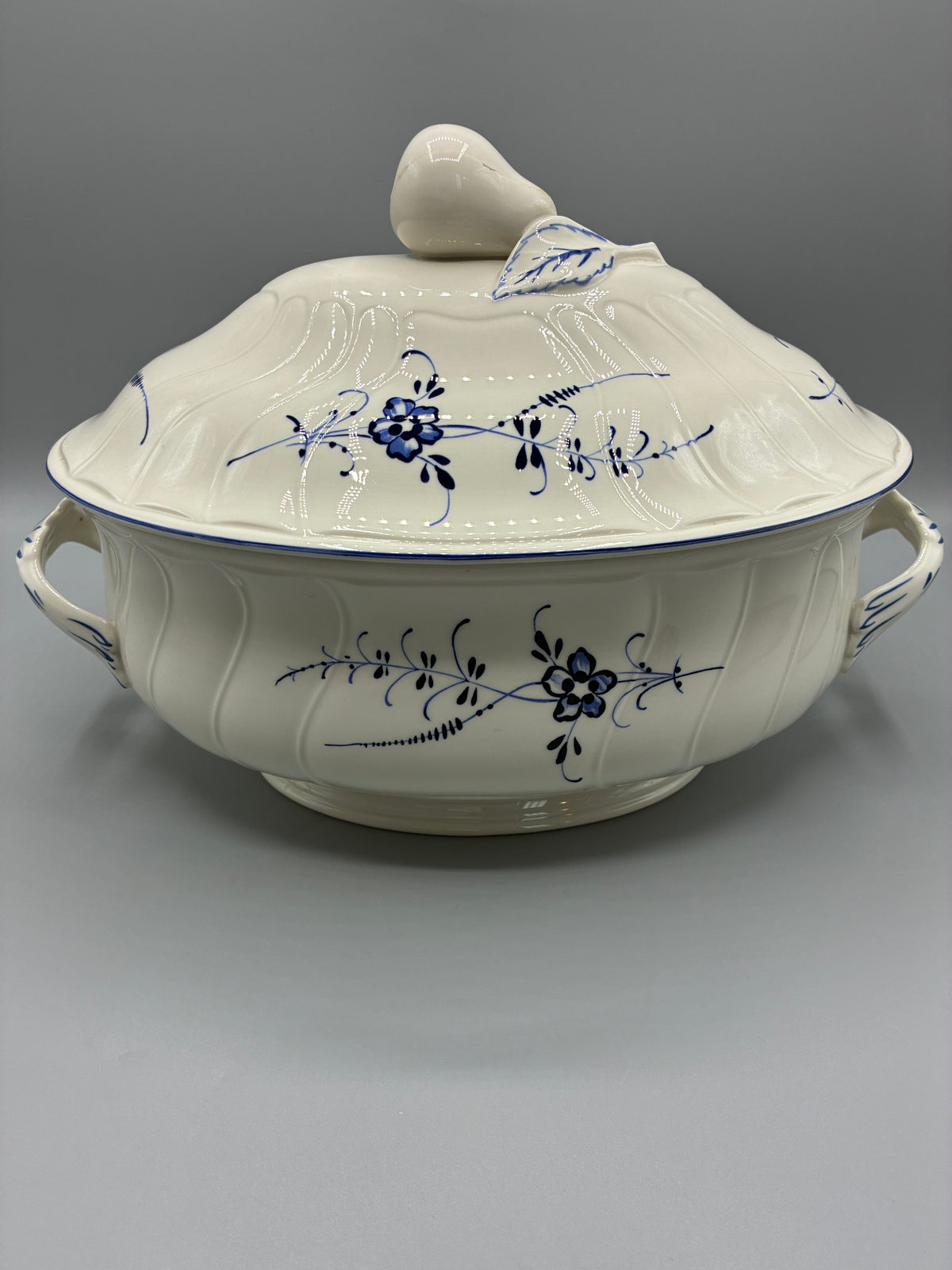 Soupière ovale Villeroy & Boch Vieux Luxembourg à décor floral bleu et couvercle