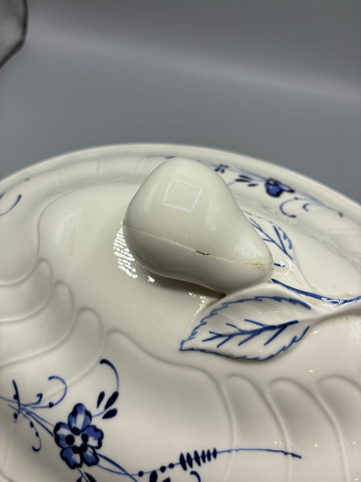 Détail du petit fêle sur la poire formant la prise du couvercle