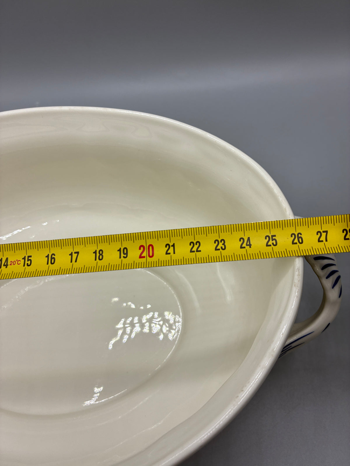 Mesure de la longueur du corps de la soupière hors anses