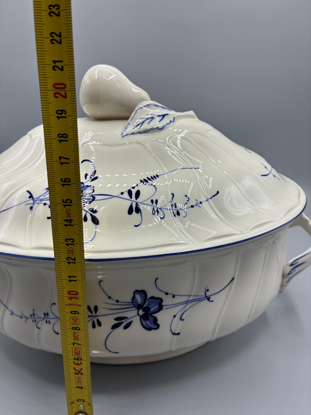Mesure de la hauteur totale de la soupière avec couvercle