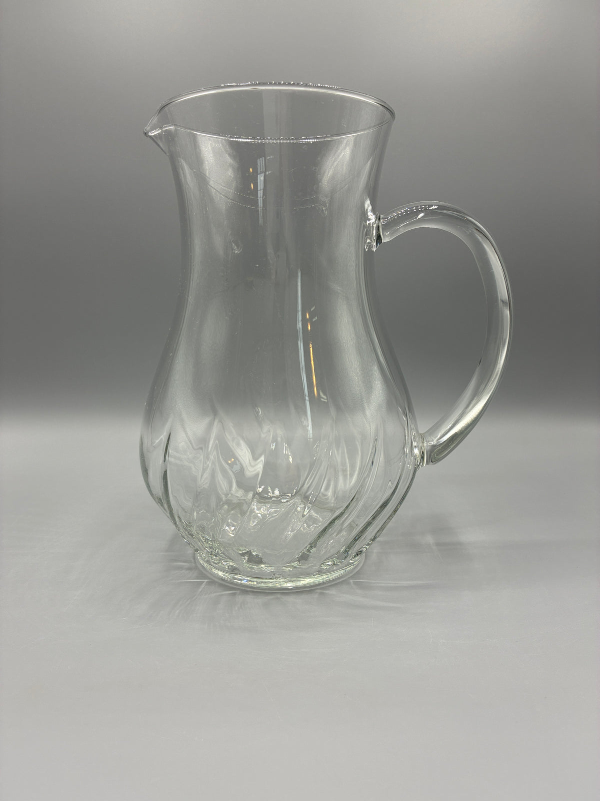 Grand pichet à eau en verre transparent avec côtes torsadées et anse courbée
