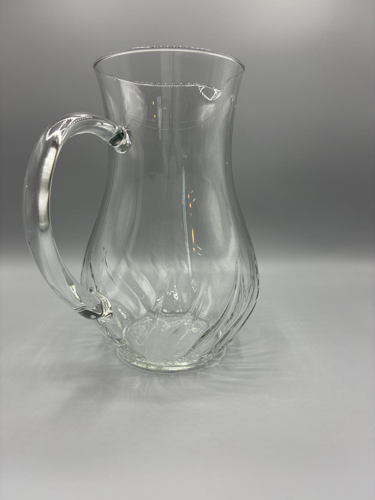 Vue du pichet en verre côté anse et bec verseur