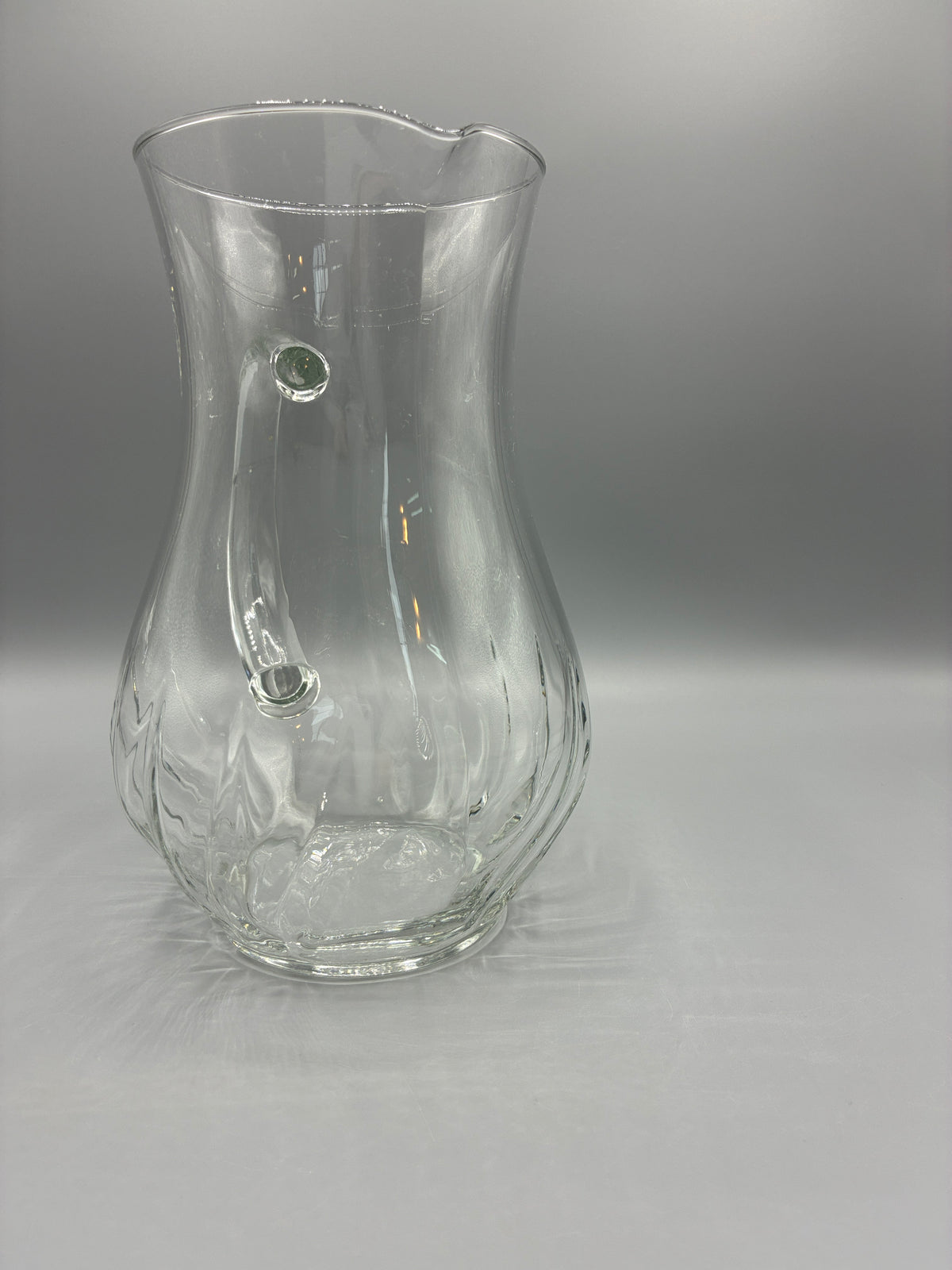 Pichet transparent vu de dos avec attaches de l’anse