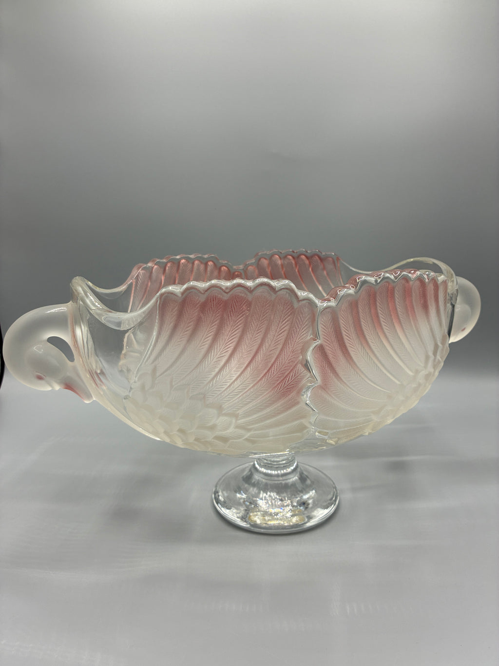 Coupe sur pied aux deux cygnes en verre opalescent rose et blanc