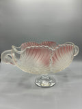 Coupe sur pied aux deux cygnes en verre opalescent rose et blanc
