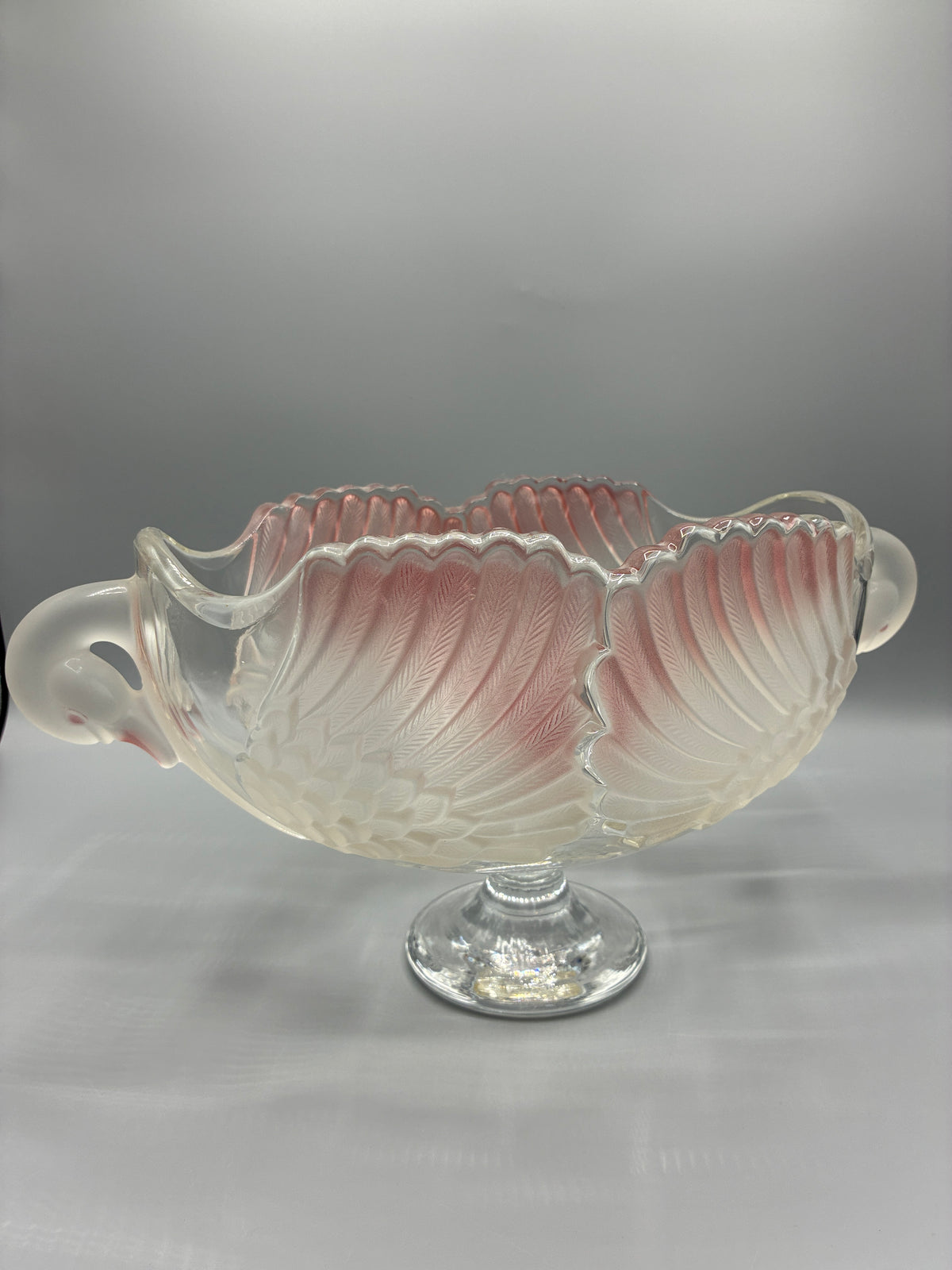 Coupe sur pied aux deux cygnes en verre opalescent rose et blanc