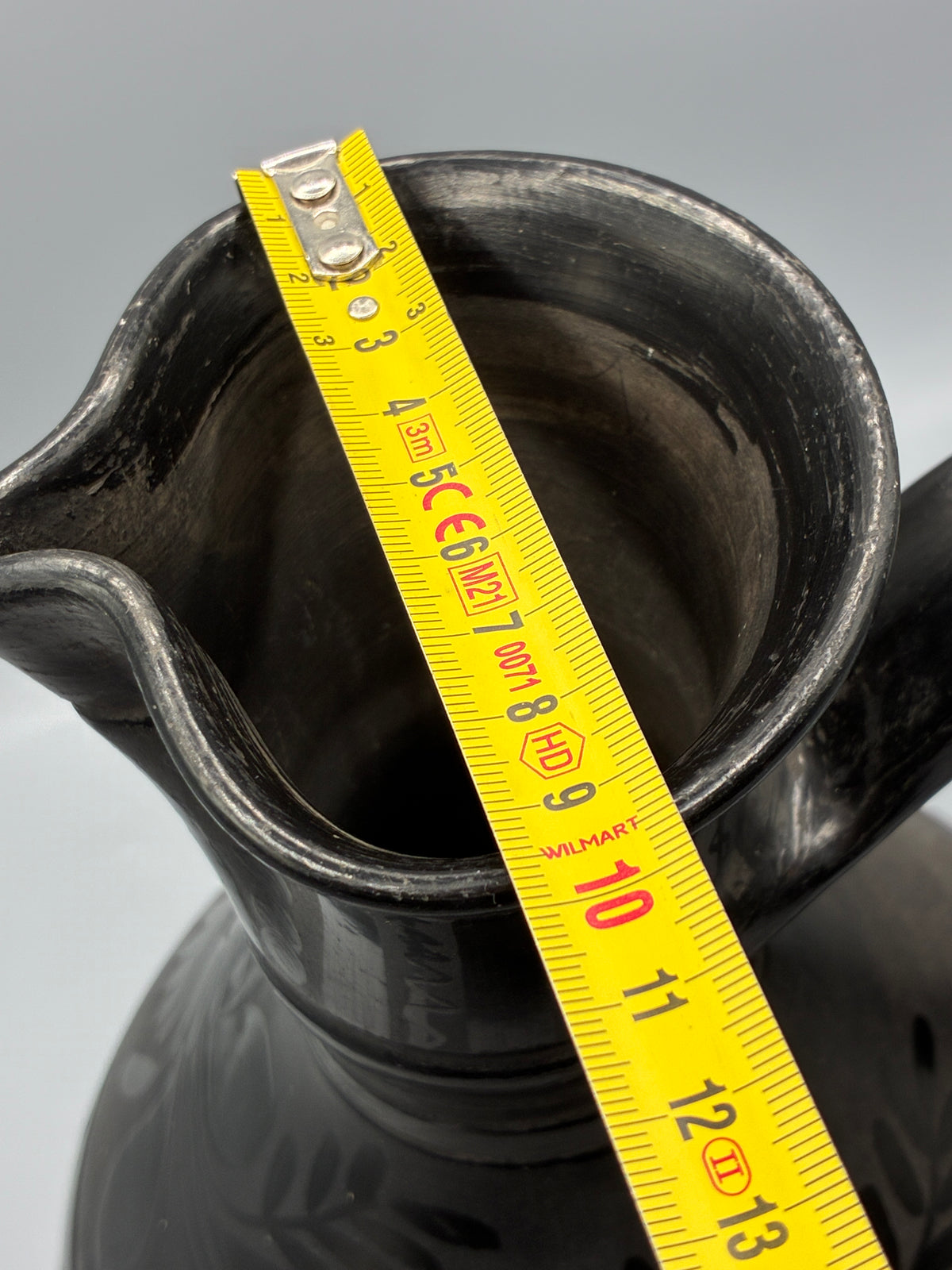 Mesure de la hauteur de l’aiguière, 32 cm