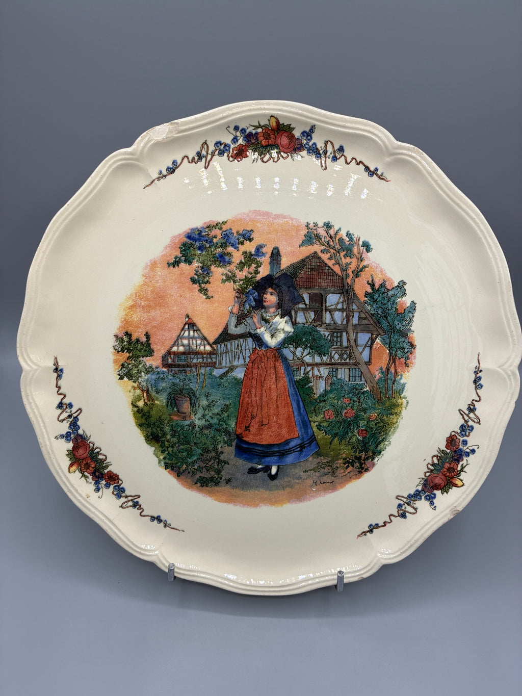 Grand plat Obernai Sarreguemines à décor d’Alsacienne au jardin