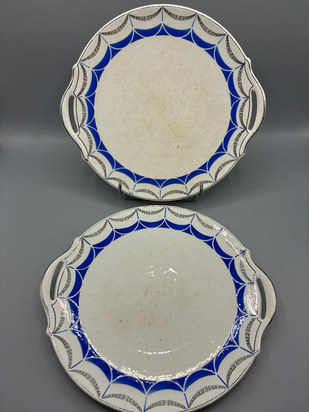 Ensemble de deux plats à anses Digoin à décor bleu cobalt et guirlandes noires