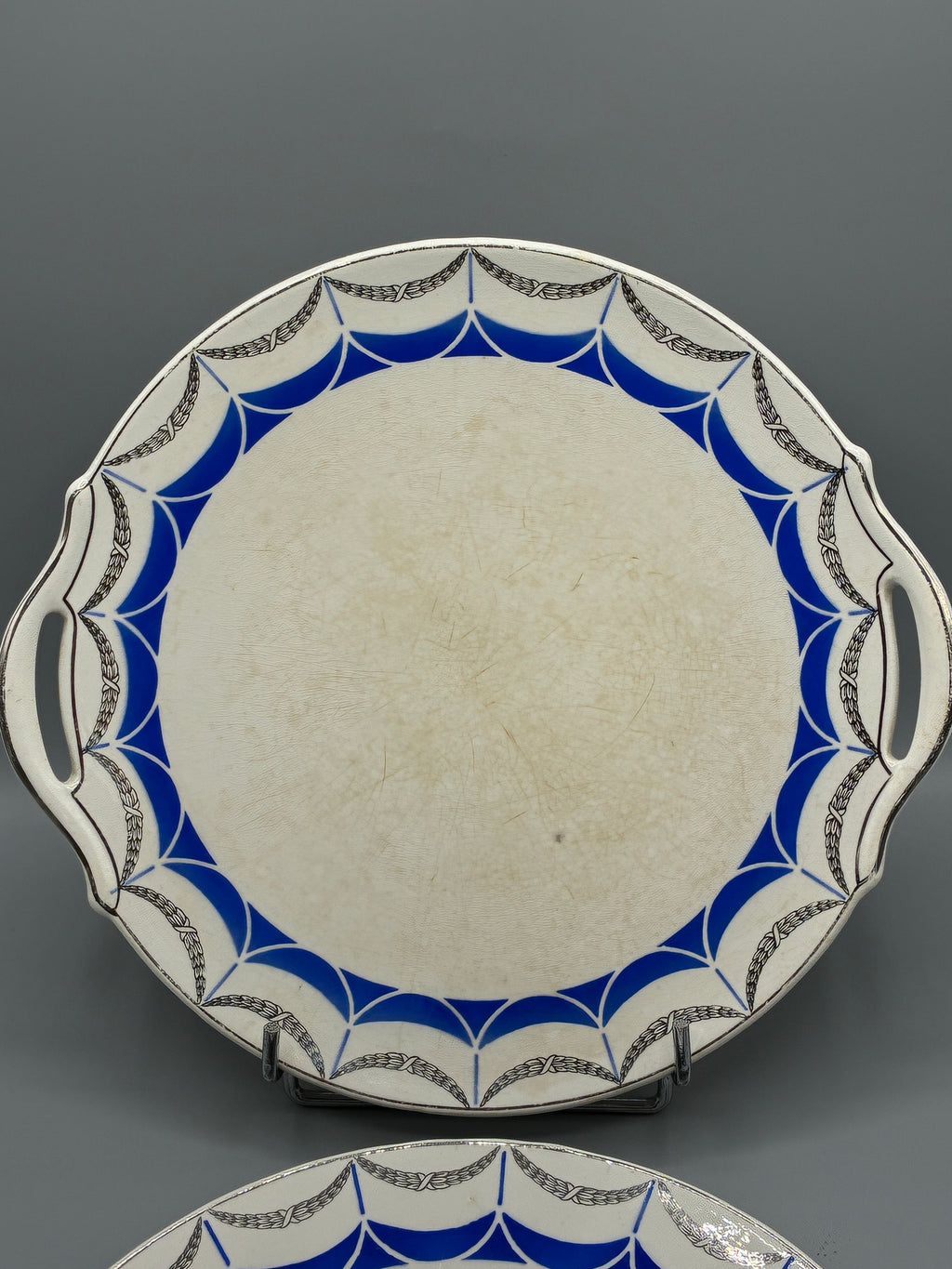 Détail du premier plat Digoin Art déco et de ses anses ajourées