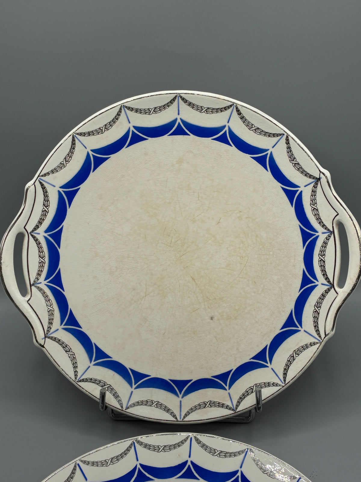 Détail du premier plat Digoin Art déco et de ses anses ajourées