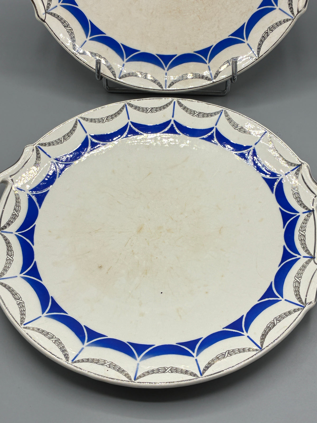 Détail du second plat Digoin, patine et décor géométrique bleu