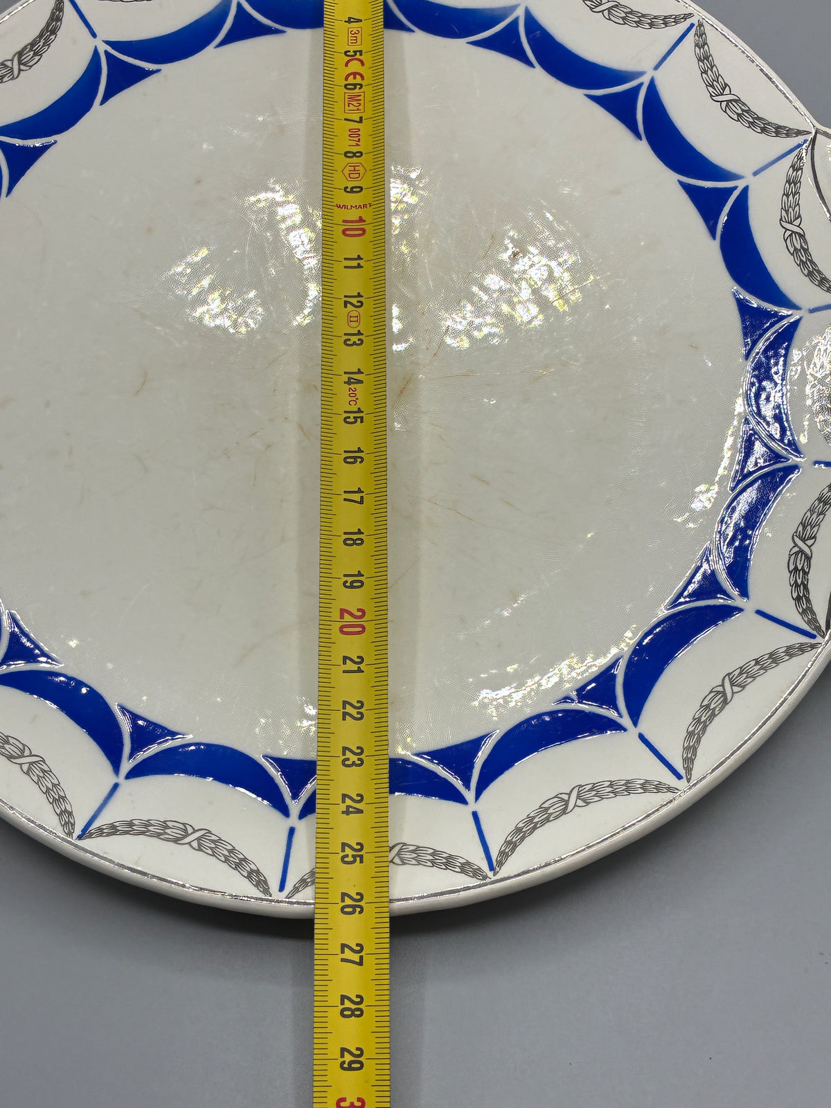 Mesure du diamètre de 26 cm hors anses du plat Digoin