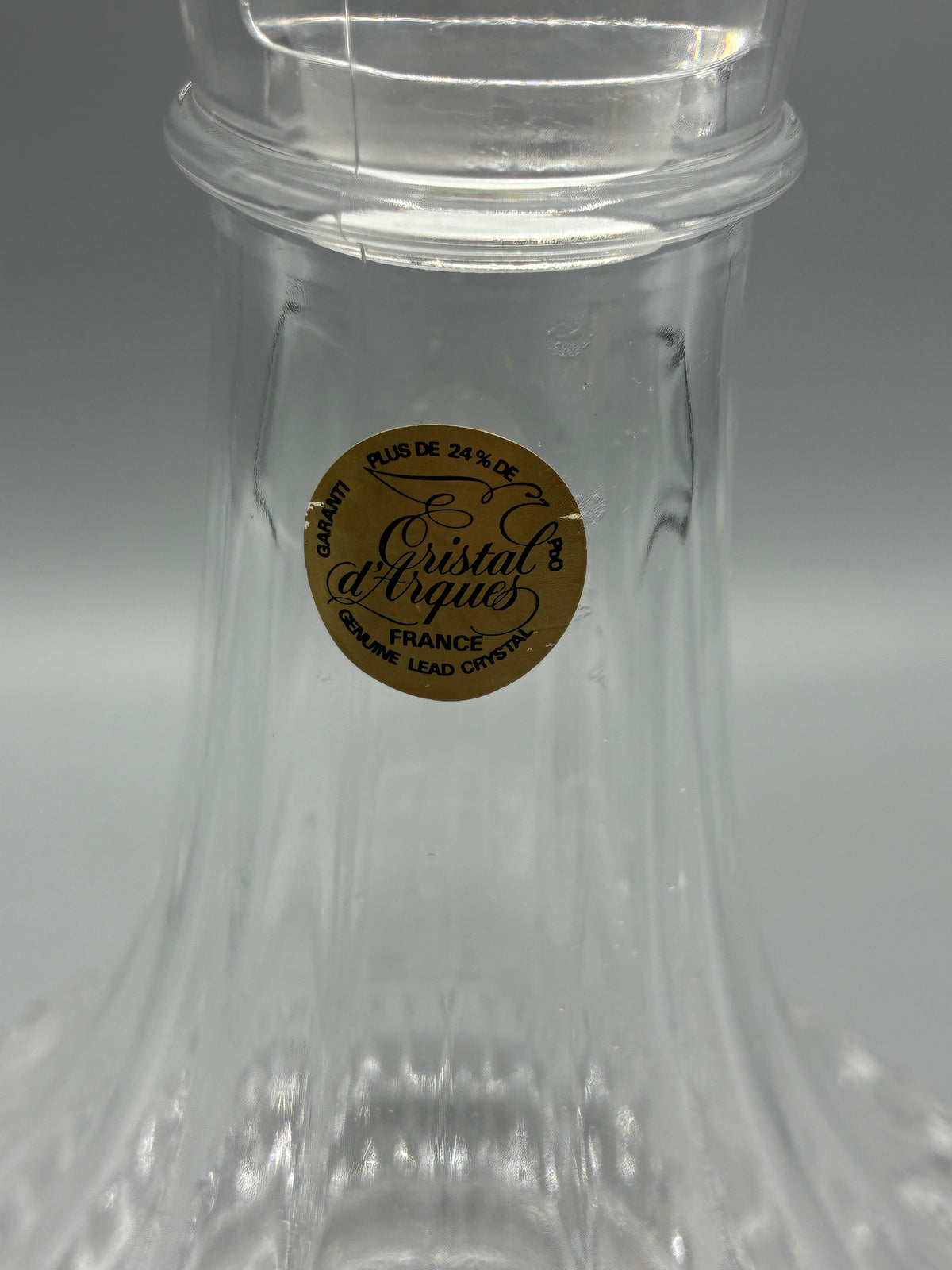 Étiquette dorée Cristal d’Arques France sur le col de la carafe