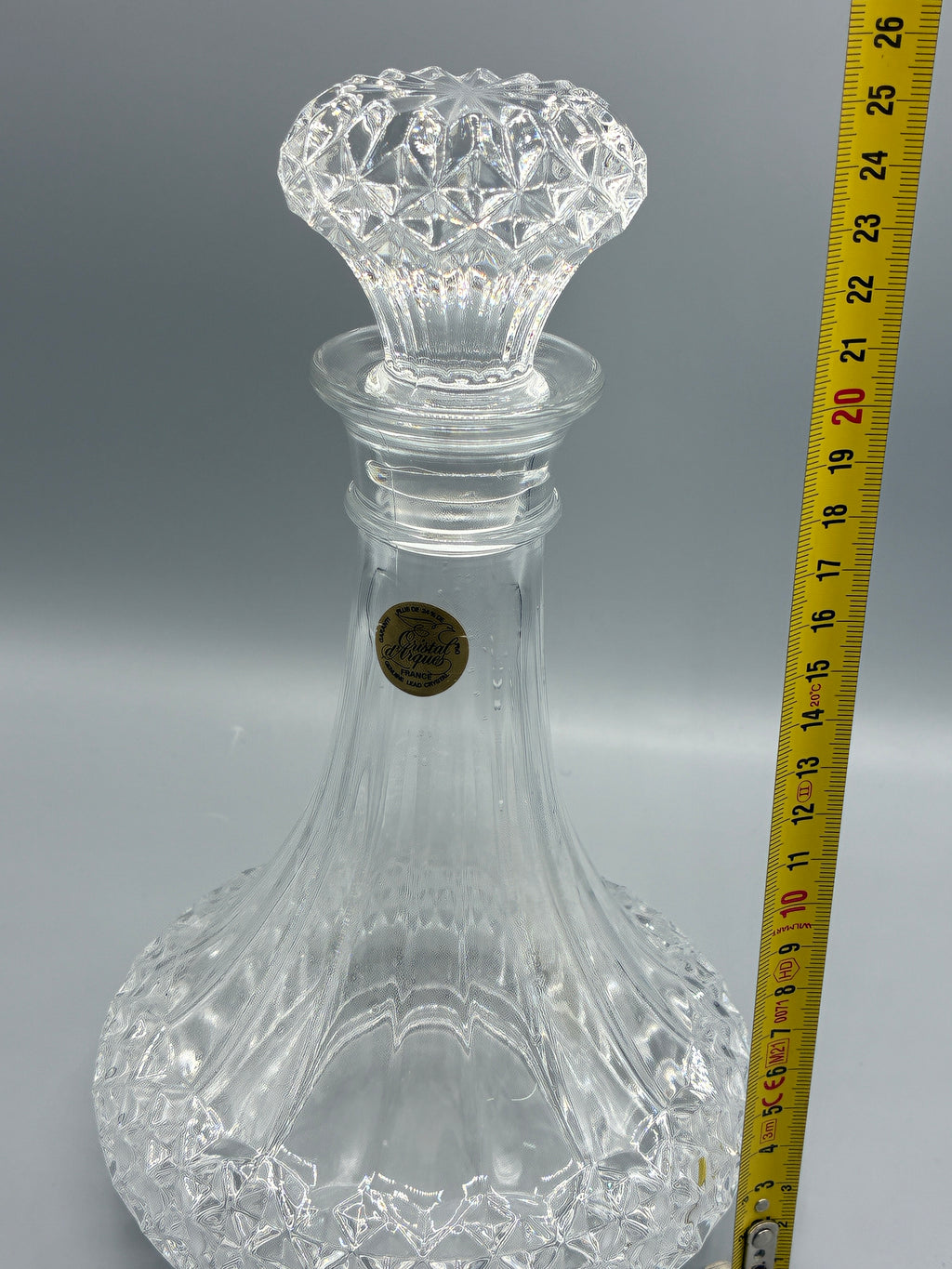 Carafe Cristal d’Arques mesurant environ 25 cm avec son bouchon
