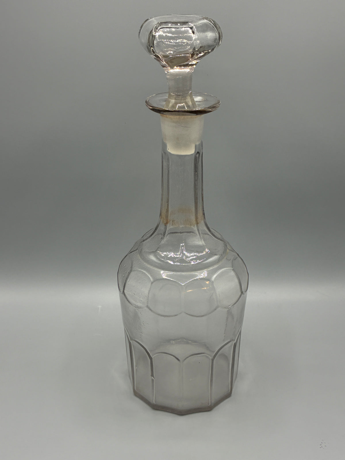 Mesure de la carafe ancienne de 32 cm avec son bouchon