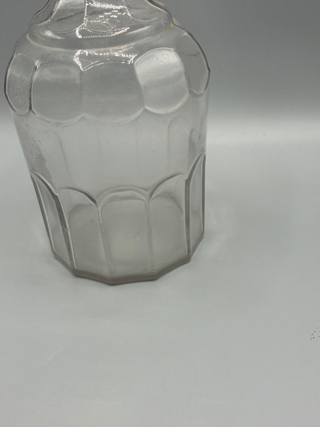 Carafe ancienne en verre moulé à arcatures avec bouchon, style Médicis