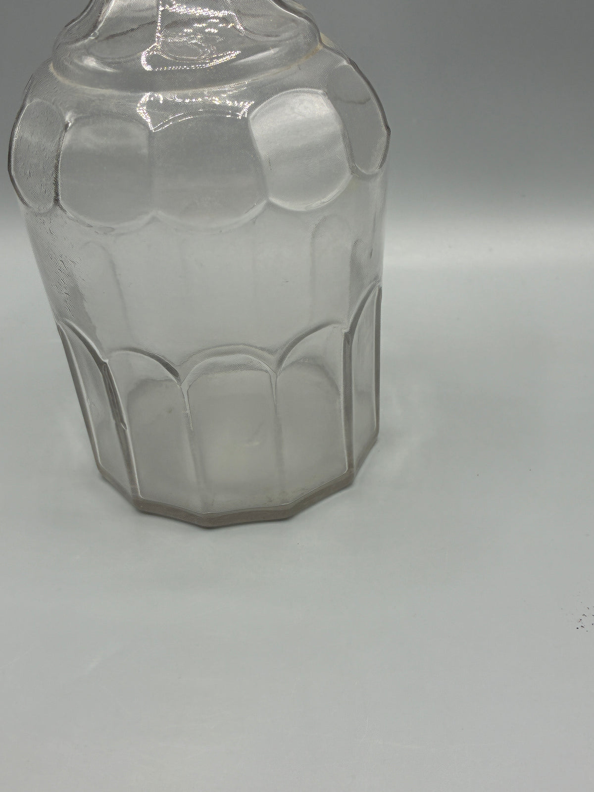Carafe ancienne en verre moulé à arcatures avec bouchon, style Médicis