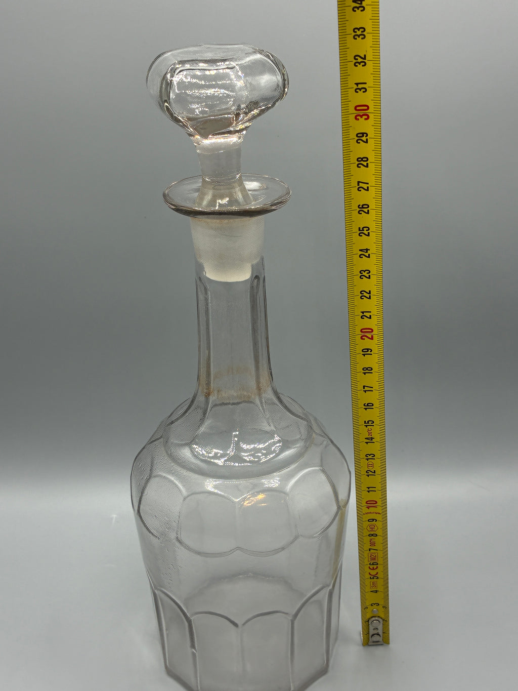 Détail des arcatures moulées et des traces d’usage sur la carafe ancienne