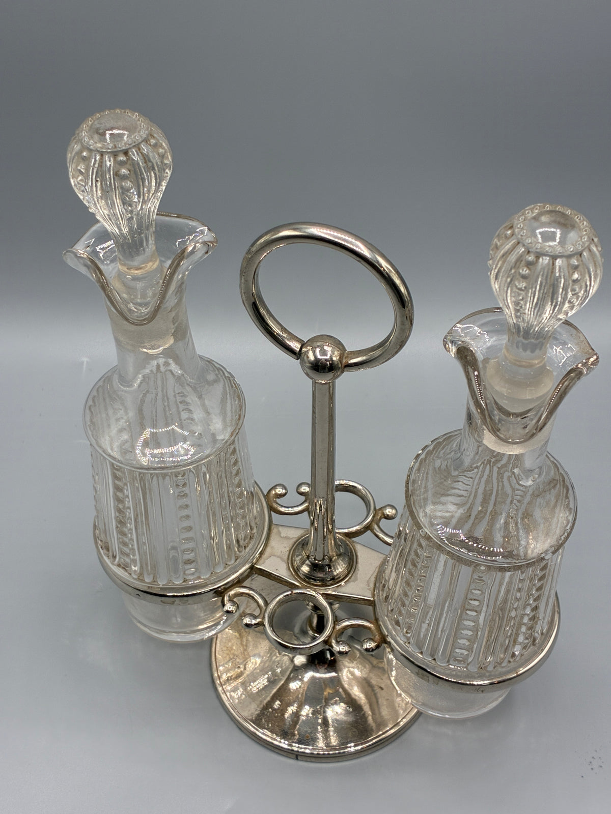 Huilier-vinaigrier ancien avec deux burettes en verre moulé et monture en métal argenté