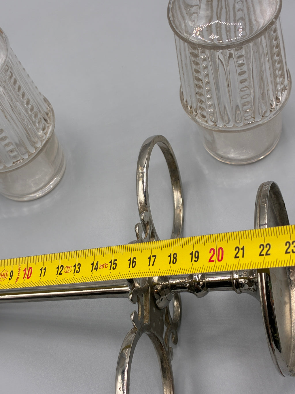 Mesure de la burette de 20 cm avec son bouchon